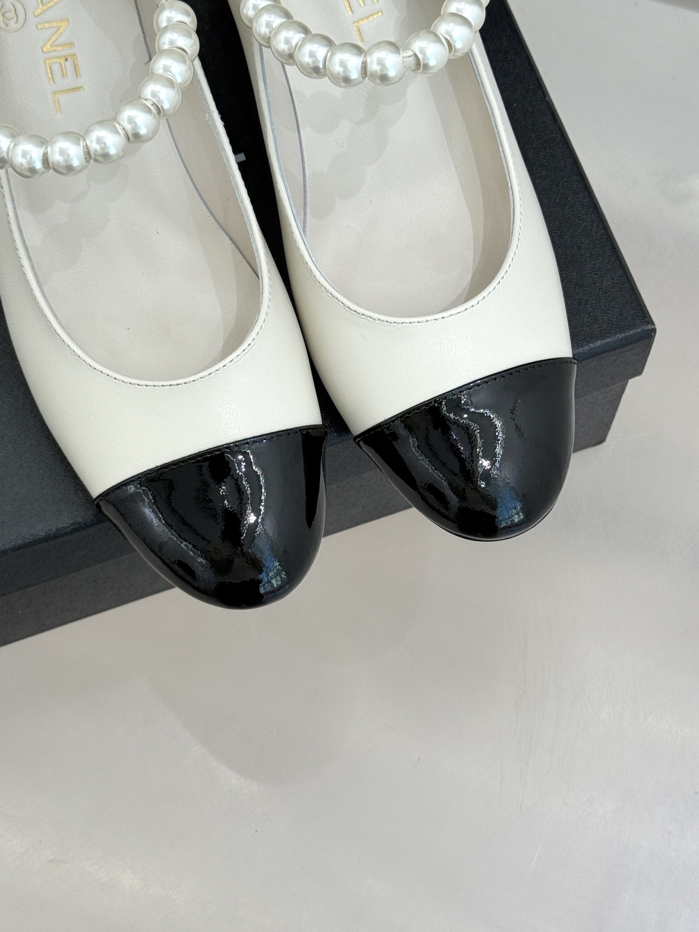 CHANE*｜小香经典双C巨型珍珠跟玛丽珍鞋在米兰时尚的T台上 亮相便艳惊四座成功晋升为潮流人士的梦中情