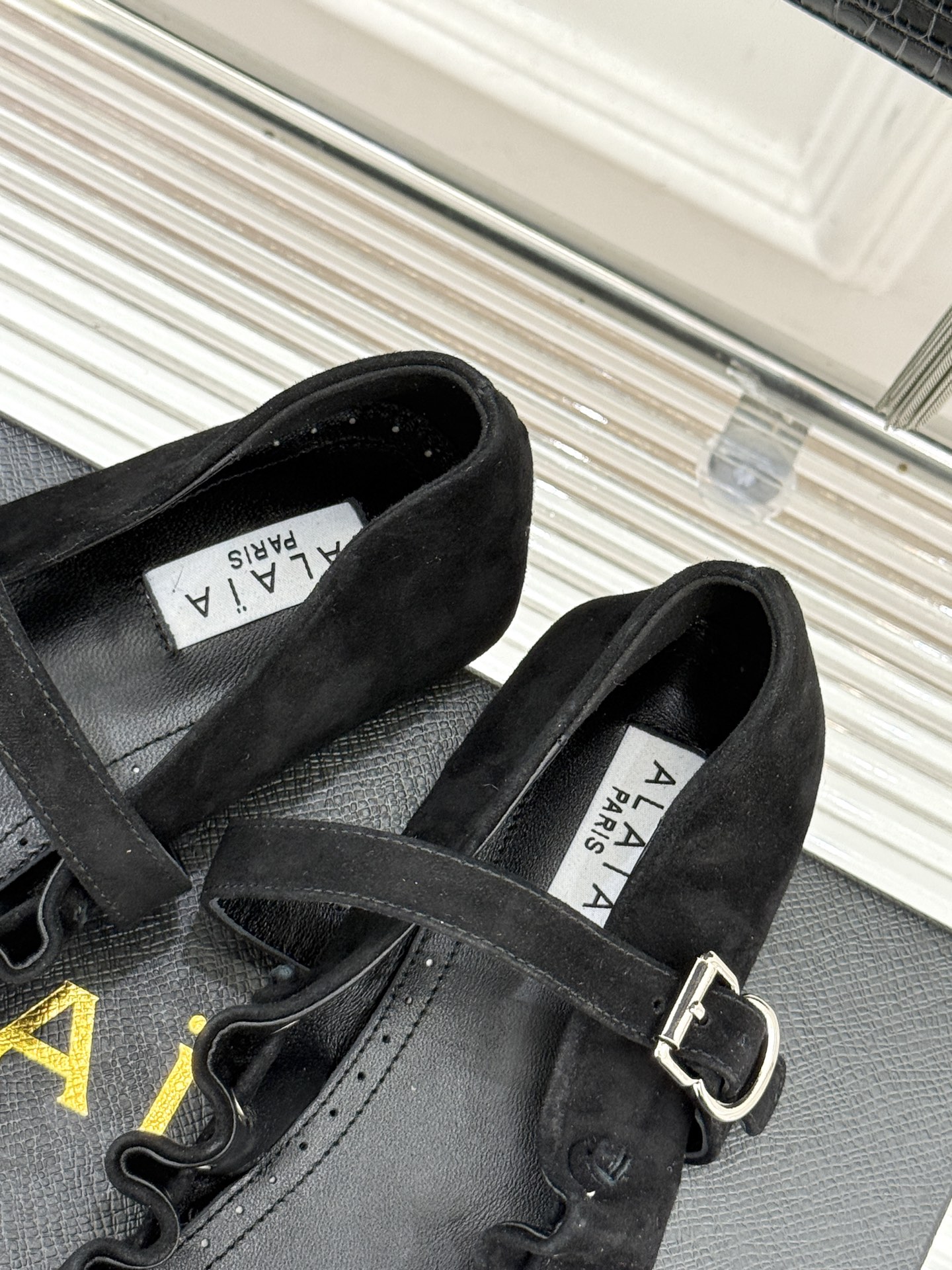 ALAÏA/阿莱亚26WF新品复古蝴蝶结玛平底丽珍鞋当ALAÏA的高定基因邂逅玛丽珍经典鞋型平底姿态藏着