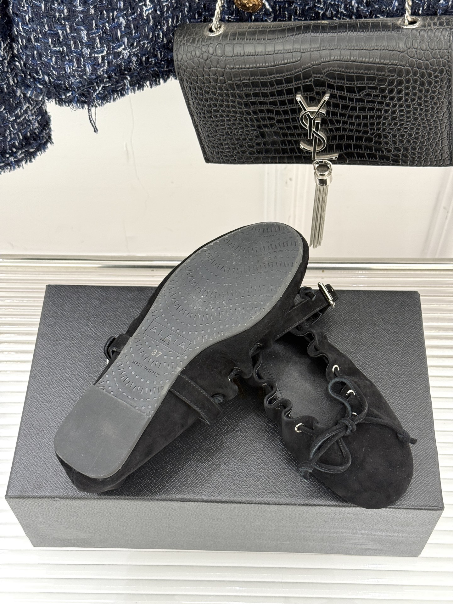 ALAÏA/阿莱亚26WF新品复古蝴蝶结玛平底丽珍鞋当ALAÏA的高定基因邂逅玛丽珍经典鞋型平底姿态藏着