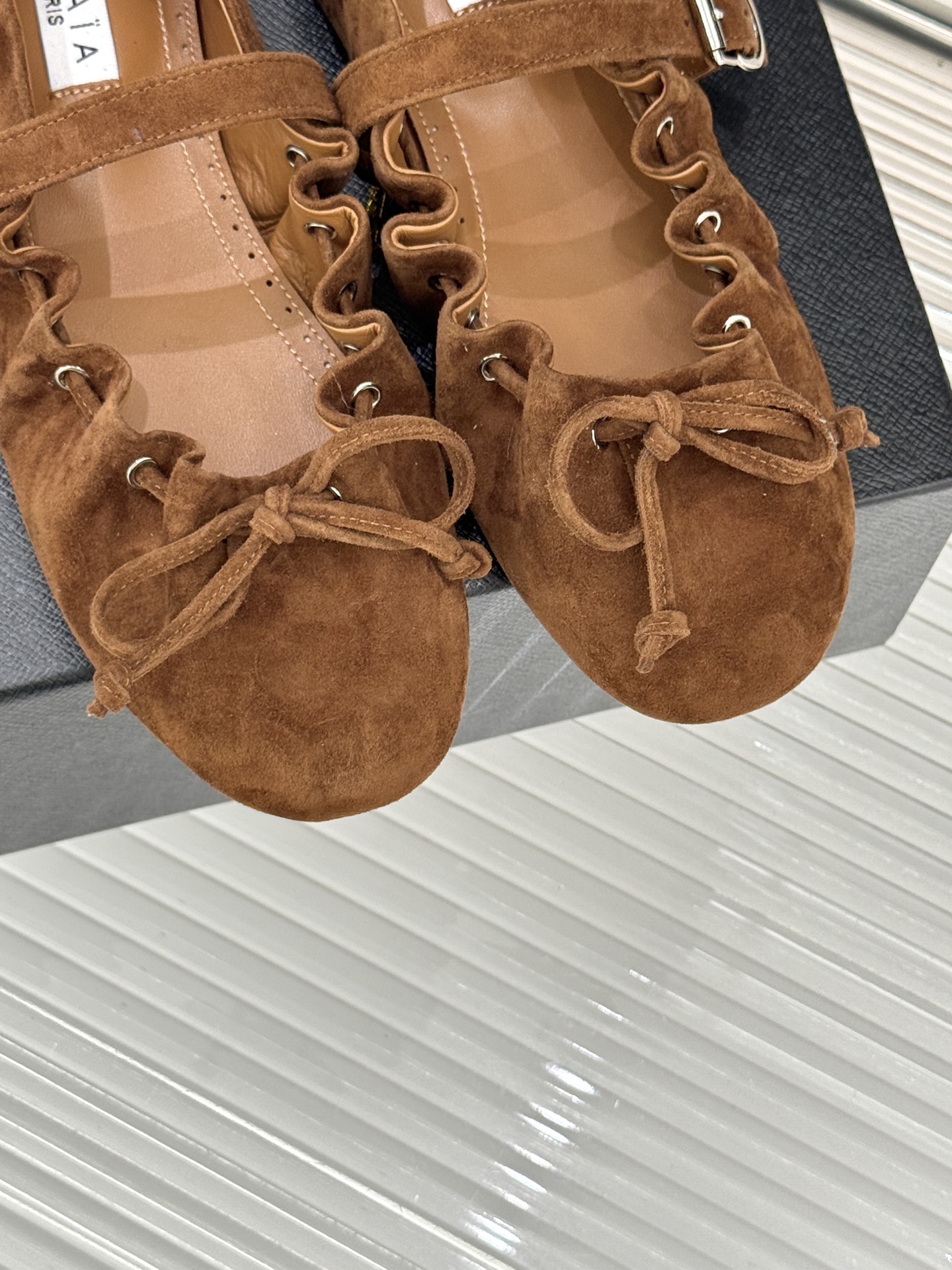 ALAÏA/阿莱亚26WF新品复古蝴蝶结玛平底丽珍鞋当ALAÏA的高定基因邂逅玛丽珍经典鞋型平底姿态藏着