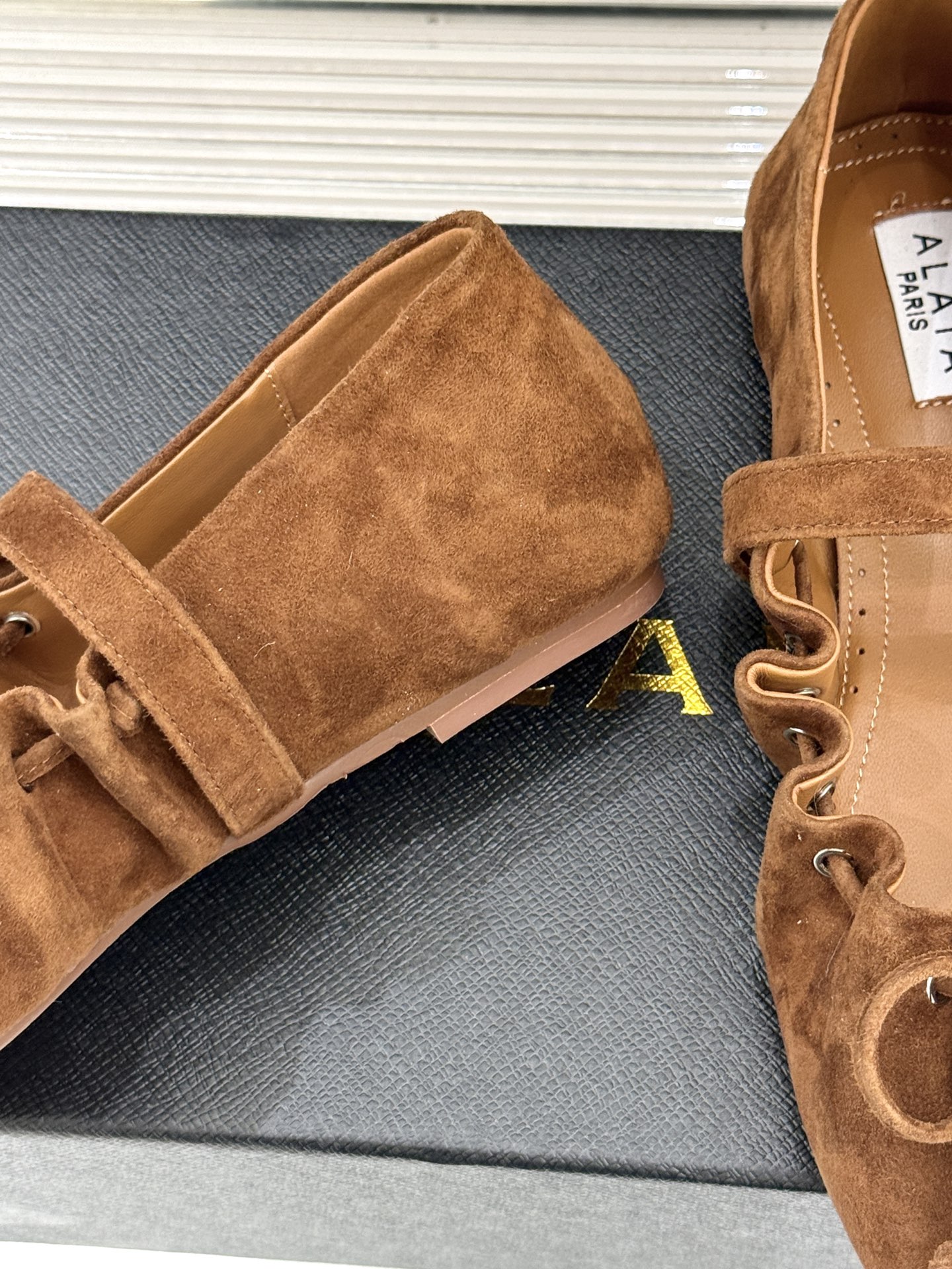 ALAÏA/阿莱亚26WF新品复古蝴蝶结玛平底丽珍鞋当ALAÏA的高定基因邂逅玛丽珍经典鞋型平底姿态藏着