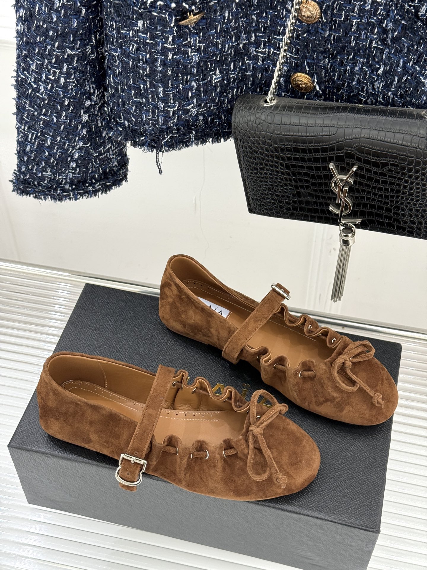 ALAÏA/阿莱亚26WF新品复古蝴蝶结玛平底丽珍鞋当ALAÏA的高定基因邂逅玛丽珍经典鞋型平底姿态藏着