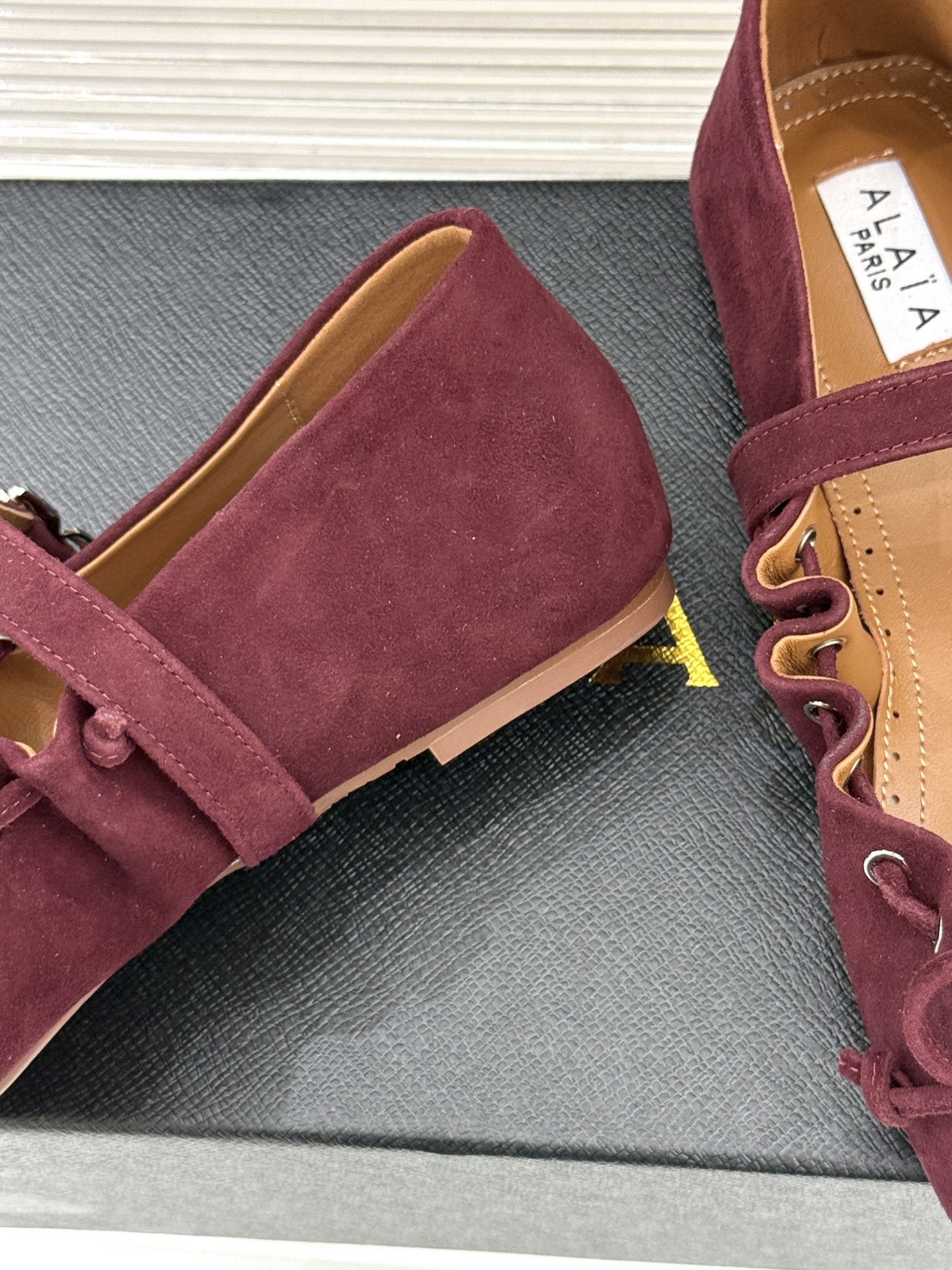 ALAÏA/阿莱亚26WF新品复古蝴蝶结玛平底丽珍鞋当ALAÏA的高定基因邂逅玛丽珍经典鞋型平底姿态藏着