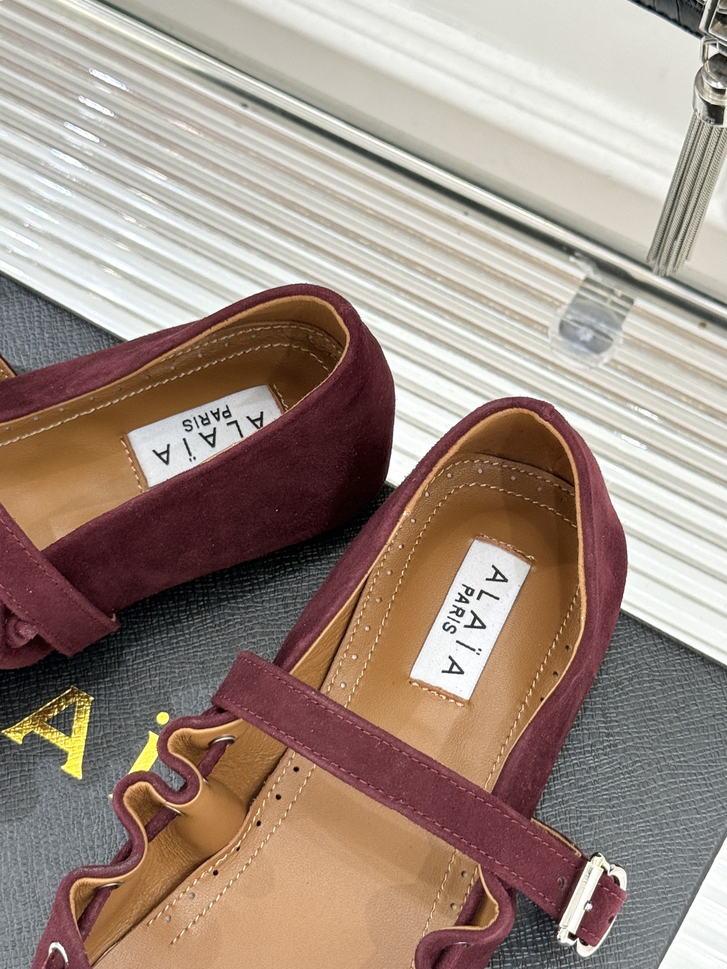 ALAÏA/阿莱亚26WF新品复古蝴蝶结玛平底丽珍鞋当ALAÏA的高定基因邂逅玛丽珍经典鞋型平底姿态藏着