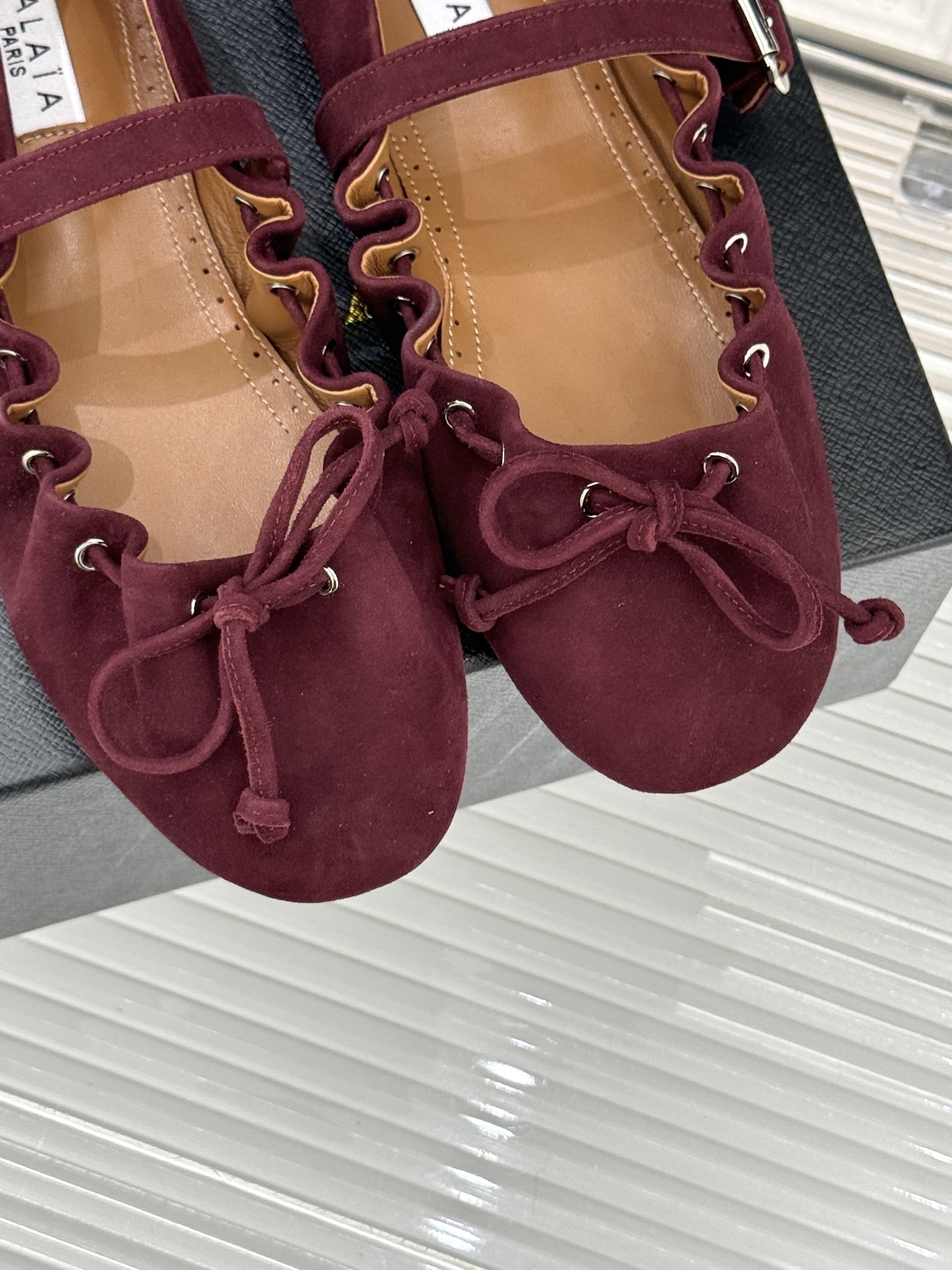 ALAÏA/阿莱亚26WF新品复古蝴蝶结玛平底丽珍鞋当ALAÏA的高定基因邂逅玛丽珍经典鞋型平底姿态藏着