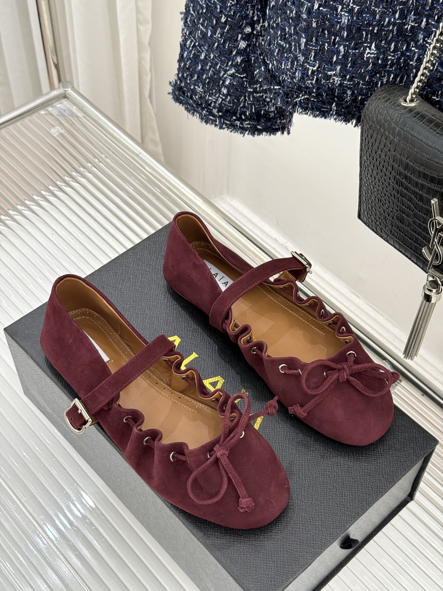 ALAÏA/阿莱亚26WF新品复古蝴蝶结玛平底丽珍鞋当ALAÏA的高定基因邂逅玛丽珍经典鞋型平底姿态藏着