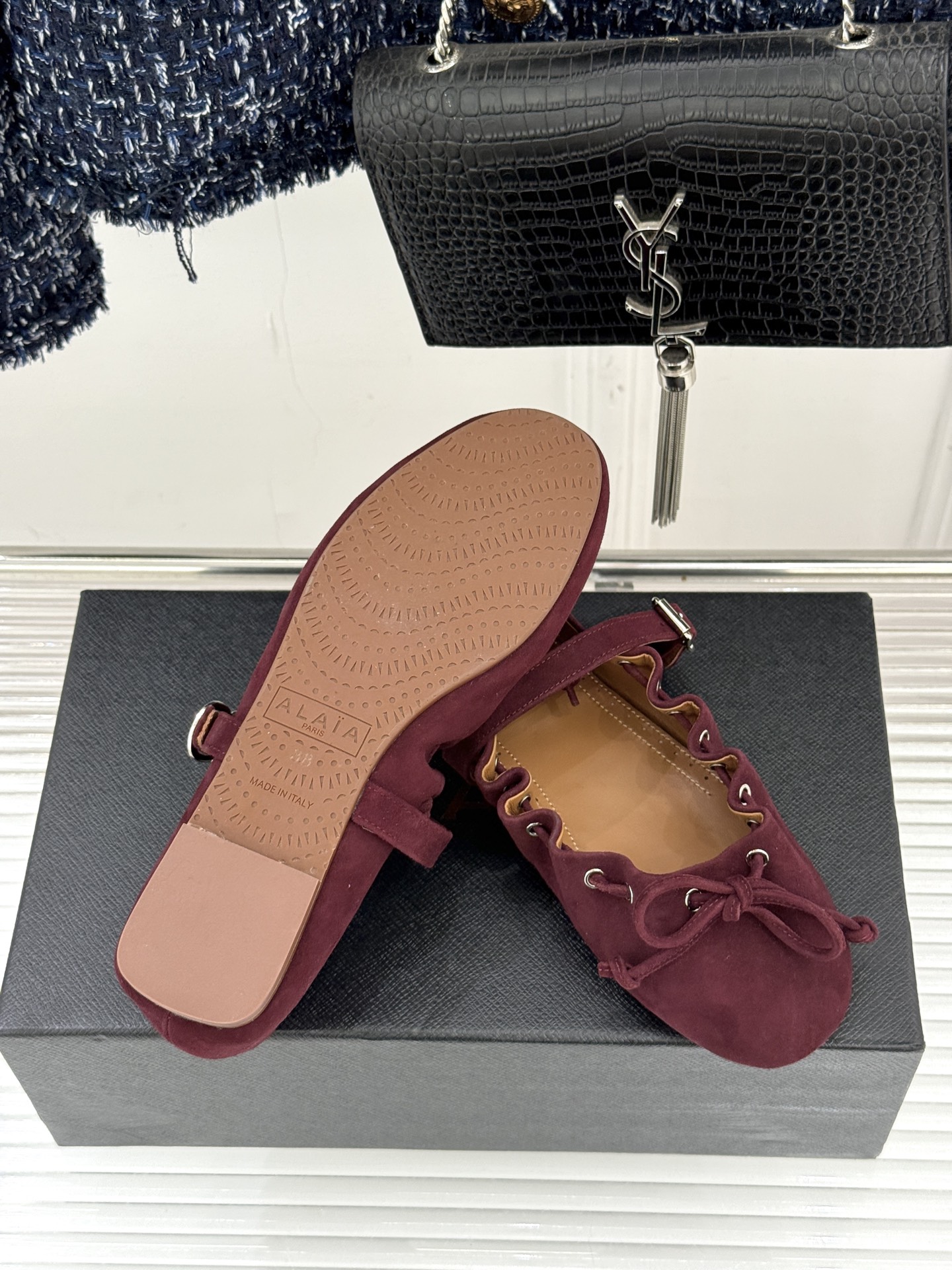 ALAÏA/阿莱亚26WF新品复古蝴蝶结玛平底丽珍鞋当ALAÏA的高定基因邂逅玛丽珍经典鞋型平底姿态藏着