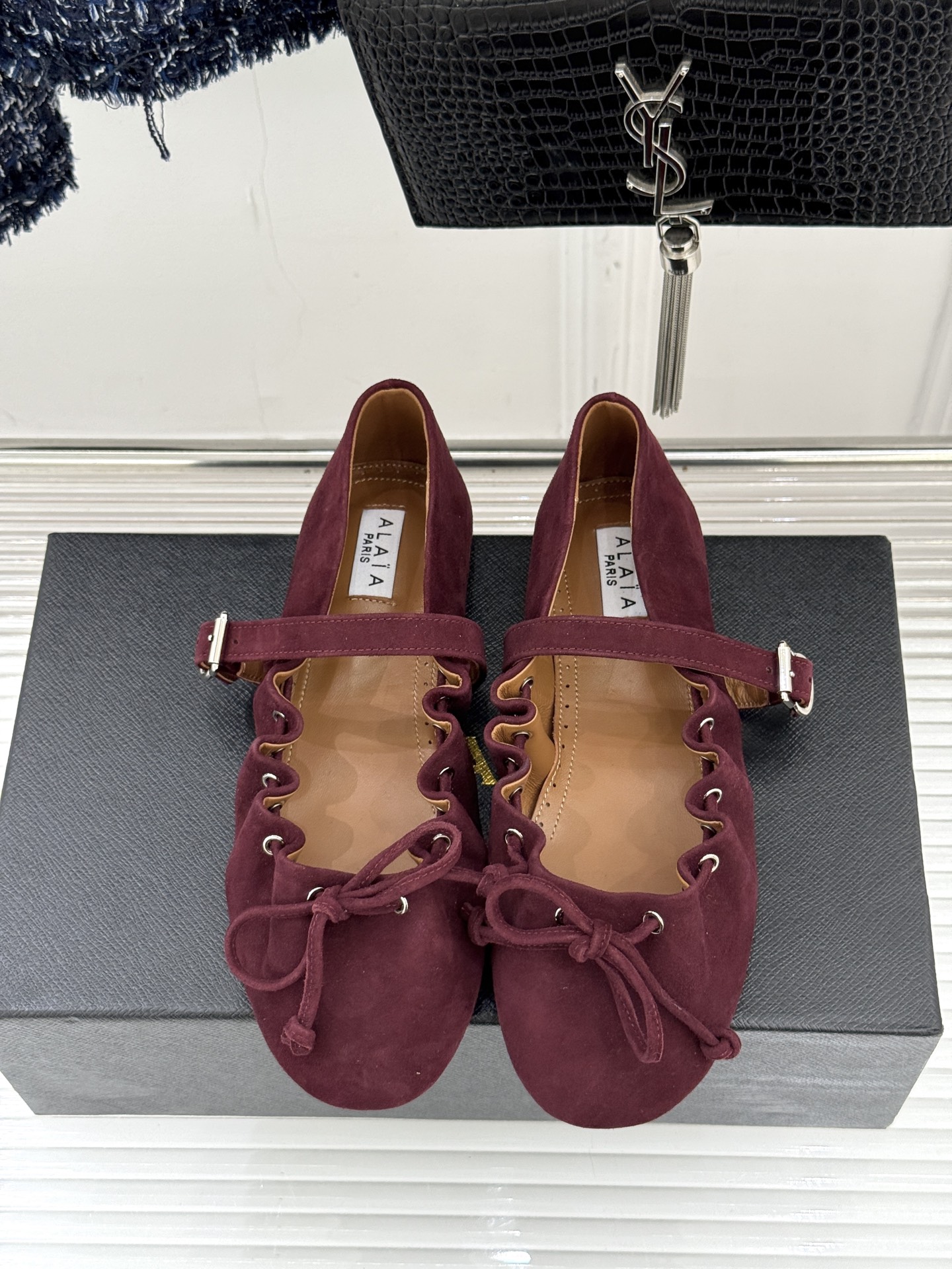 ALAÏA/阿莱亚26WF新品复古蝴蝶结玛平底丽珍鞋当ALAÏA的高定基因邂逅玛丽珍经典鞋型平底姿态藏着