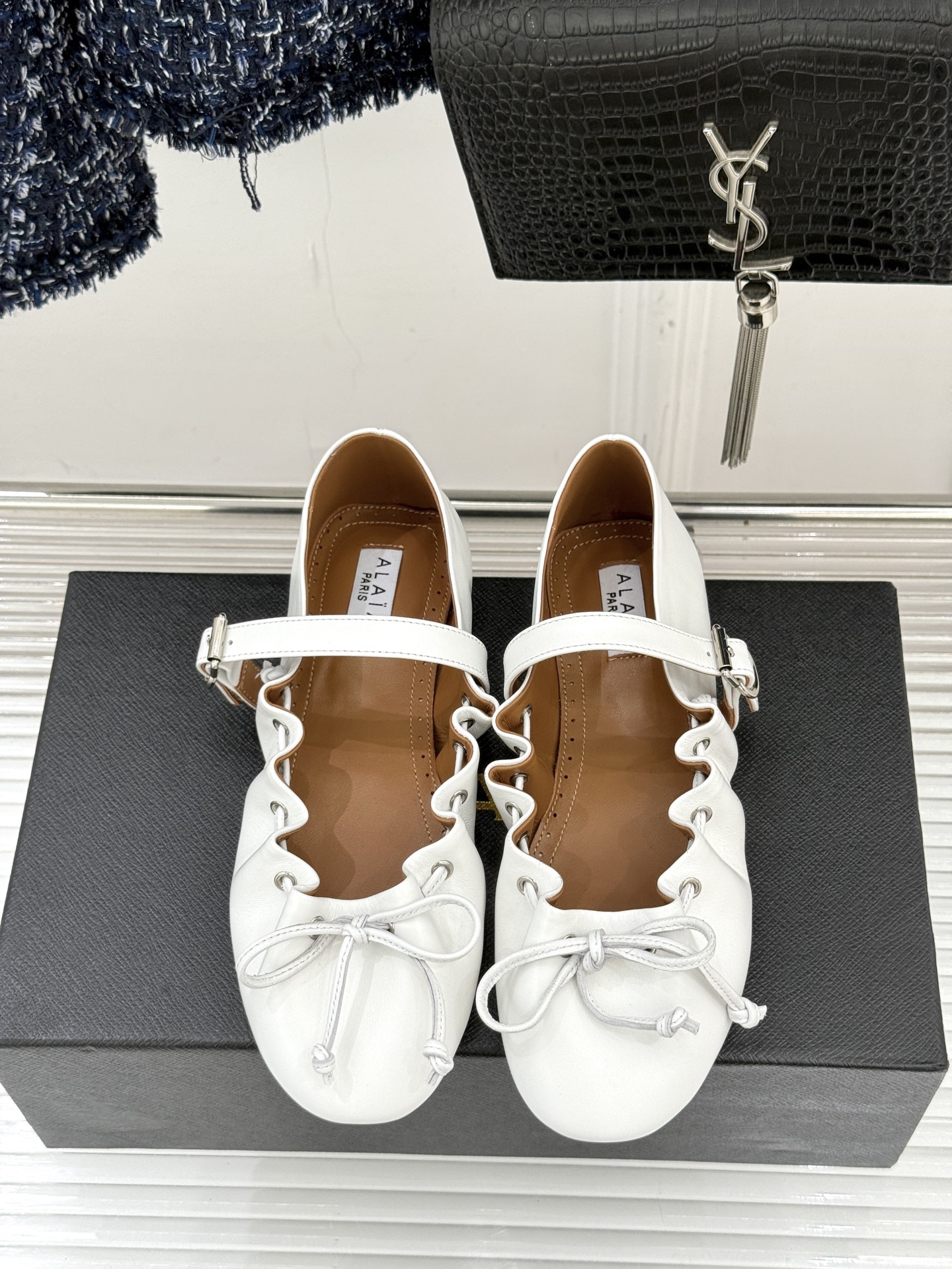 ALAÏA/阿莱亚26WF新品复古蝴蝶结玛平底丽珍鞋当ALAÏA的高定基因邂逅玛丽珍经典鞋型平底姿态藏着