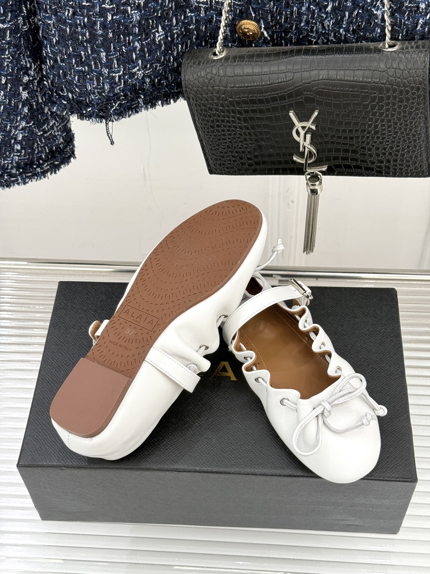 ALAÏA/阿莱亚26WF新品复古蝴蝶结玛平底丽珍鞋当ALAÏA的高定基因邂逅玛丽珍经典鞋型平底姿态藏着