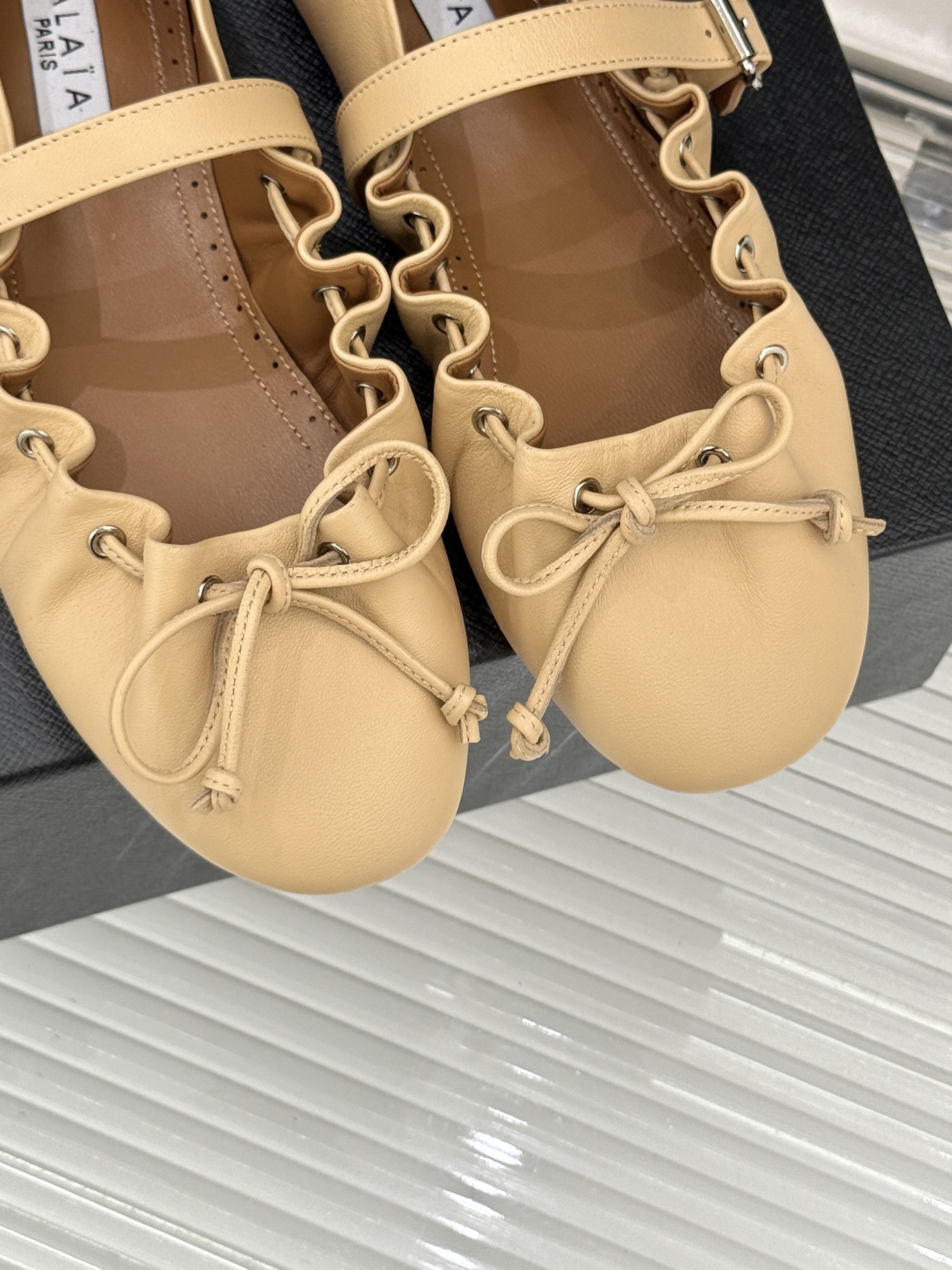 ALAÏA/阿莱亚26WF新品复古蝴蝶结玛平底丽珍鞋当ALAÏA的高定基因邂逅玛丽珍经典鞋型平底姿态藏着