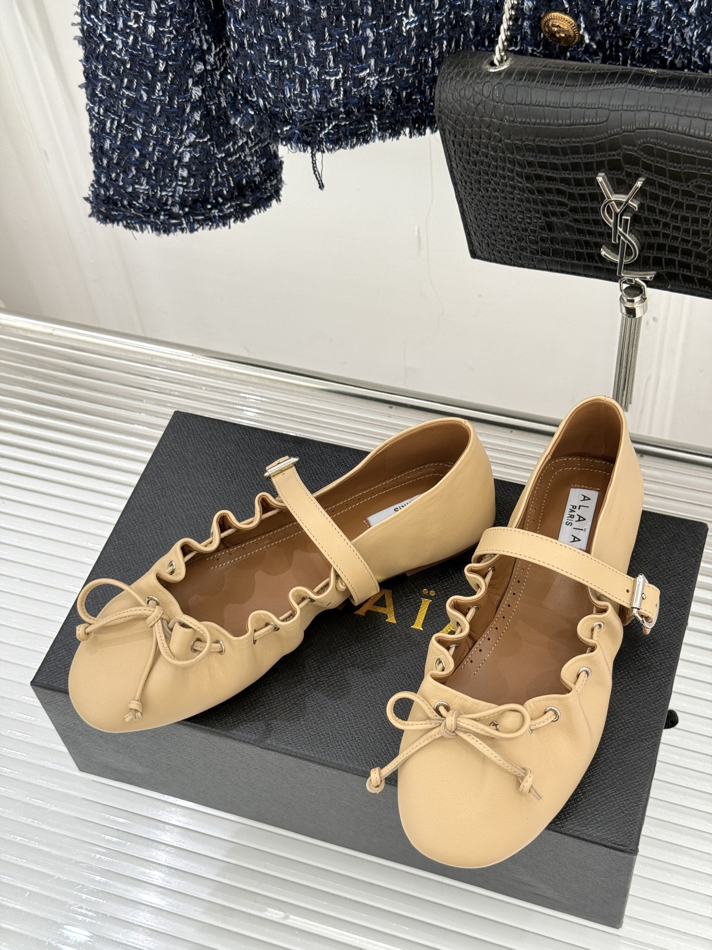 ALAÏA/阿莱亚26WF新品复古蝴蝶结玛平底丽珍鞋当ALAÏA的高定基因邂逅玛丽珍经典鞋型平底姿态藏着