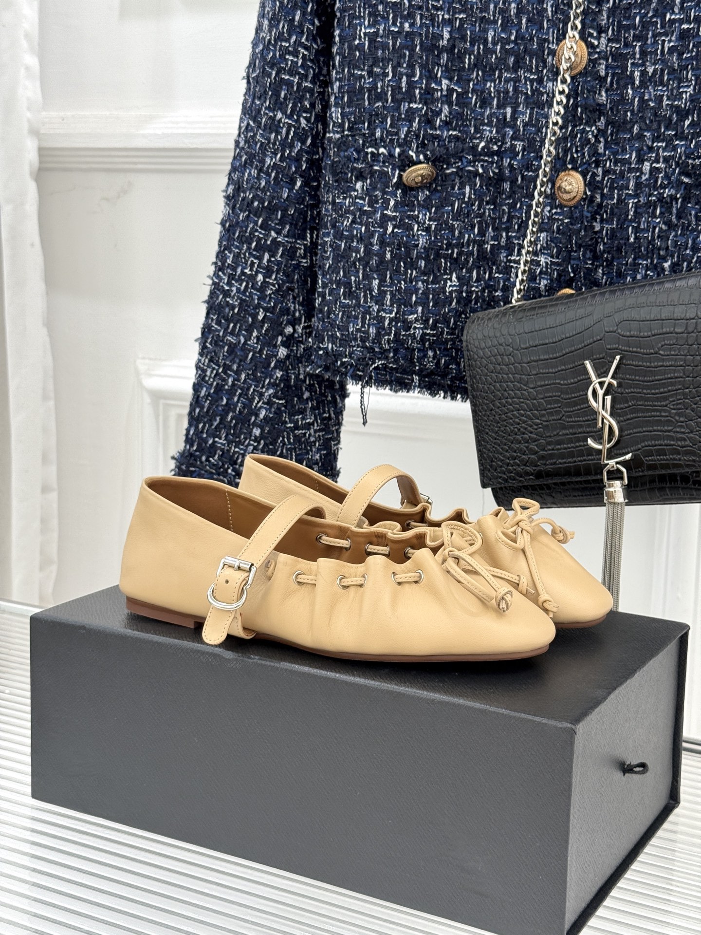 ALAÏA/阿莱亚26WF新品复古蝴蝶结玛平底丽珍鞋当ALAÏA的高定基因邂逅玛丽珍经典鞋型平底姿态藏着