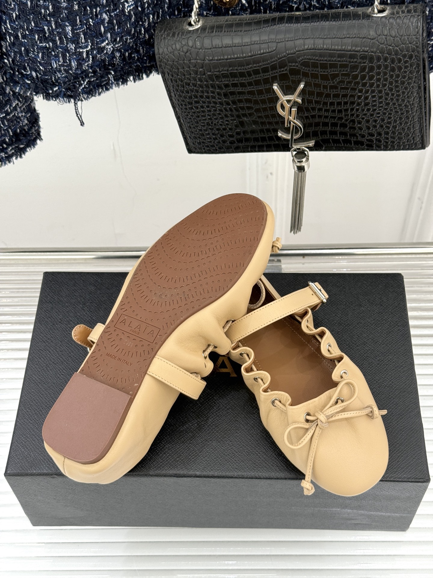 ALAÏA/阿莱亚26WF新品复古蝴蝶结玛平底丽珍鞋当ALAÏA的高定基因邂逅玛丽珍经典鞋型平底姿态藏着