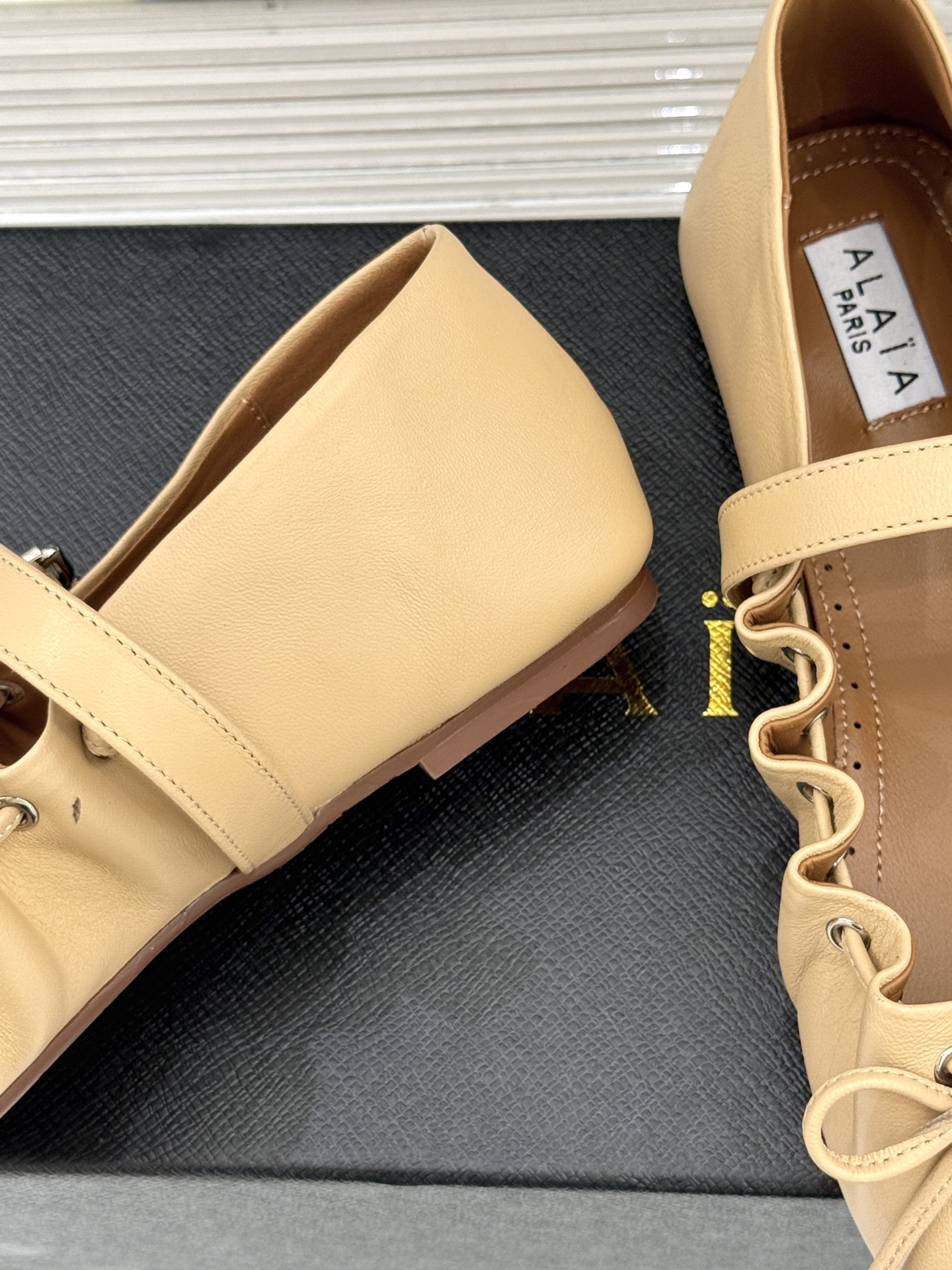 ALAÏA/阿莱亚26WF新品复古蝴蝶结玛平底丽珍鞋当ALAÏA的高定基因邂逅玛丽珍经典鞋型平底姿态藏着