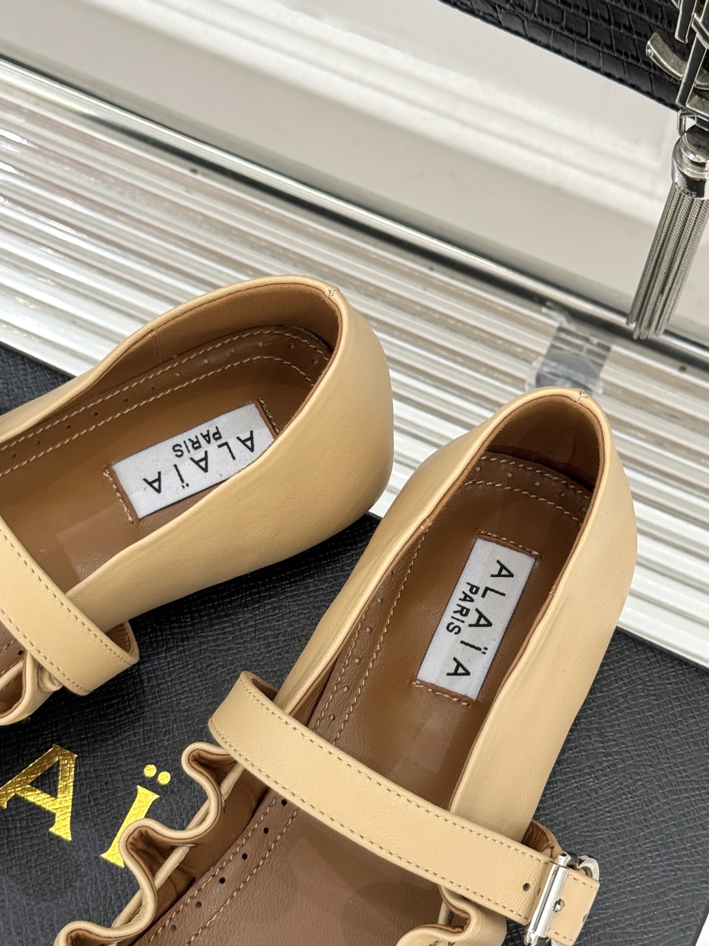 ALAÏA/阿莱亚26WF新品复古蝴蝶结玛平底丽珍鞋当ALAÏA的高定基因邂逅玛丽珍经典鞋型平底姿态藏着