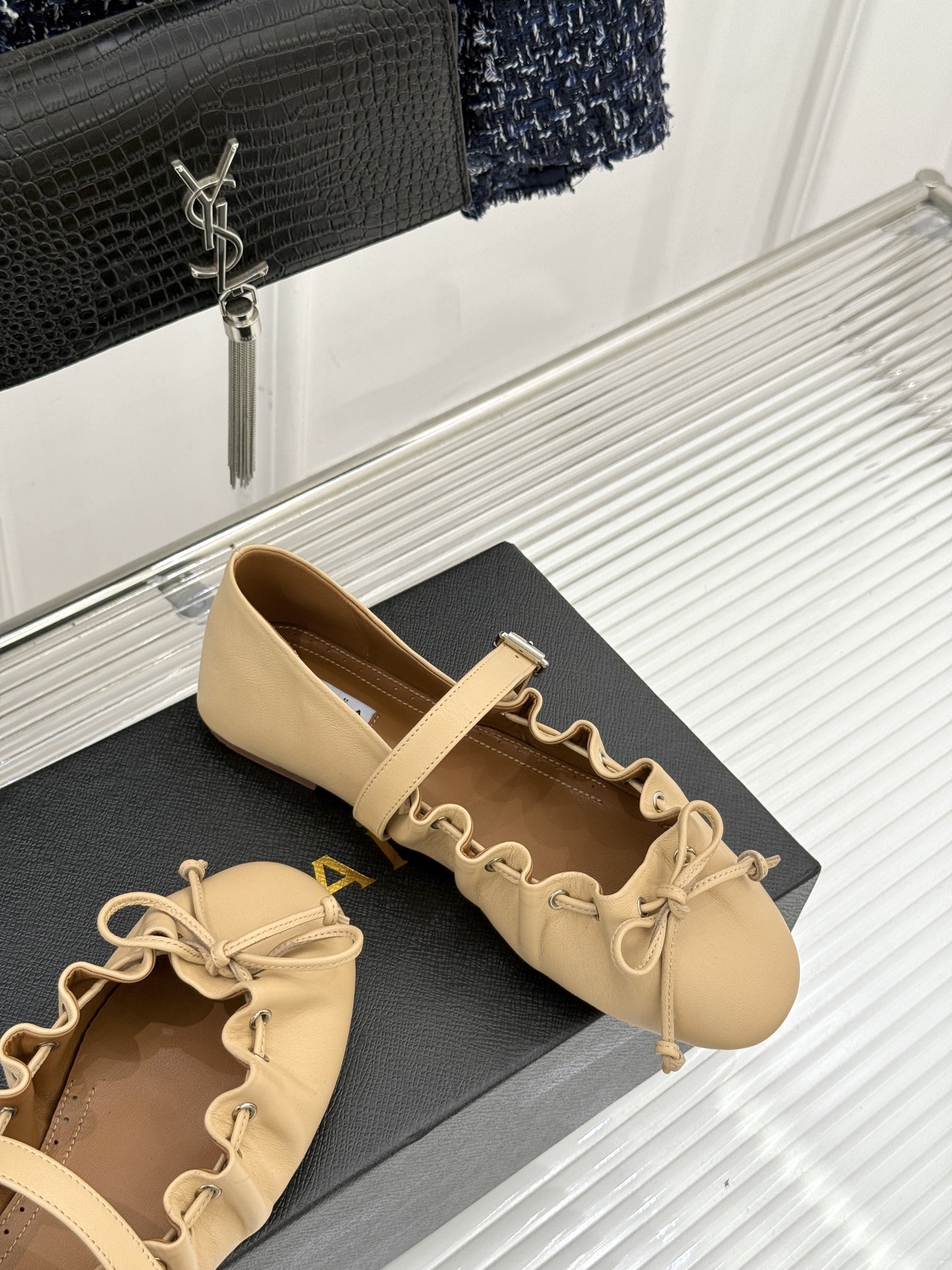 ALAÏA/阿莱亚26WF新品复古蝴蝶结玛平底丽珍鞋当ALAÏA的高定基因邂逅玛丽珍经典鞋型平底姿态藏着