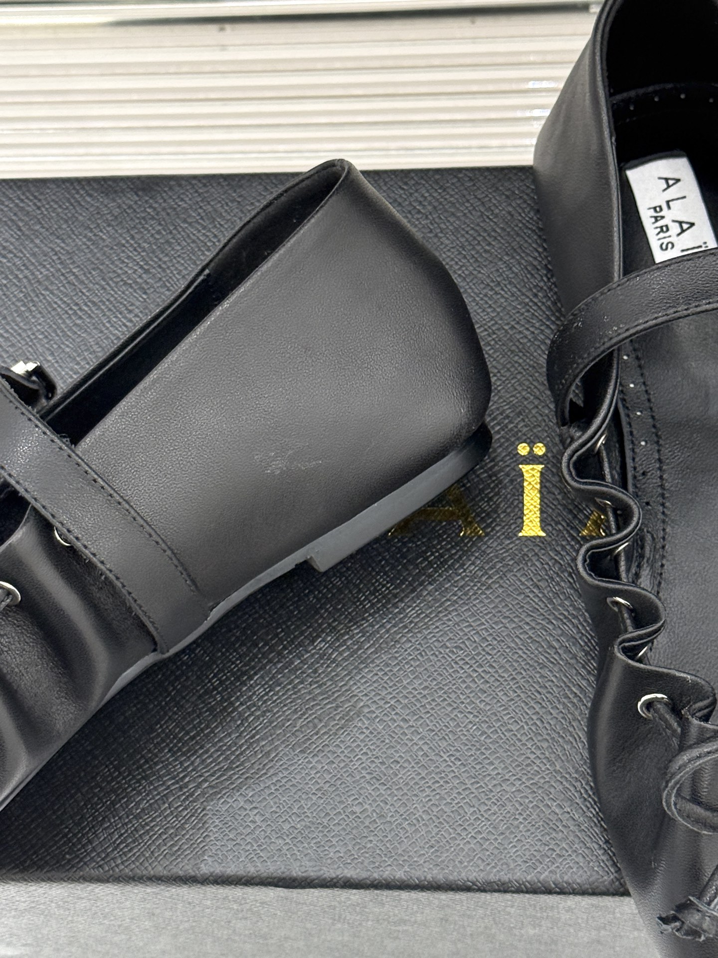 ALAÏA/阿莱亚26WF新品复古蝴蝶结玛平底丽珍鞋当ALAÏA的高定基因邂逅玛丽珍经典鞋型平底姿态藏着