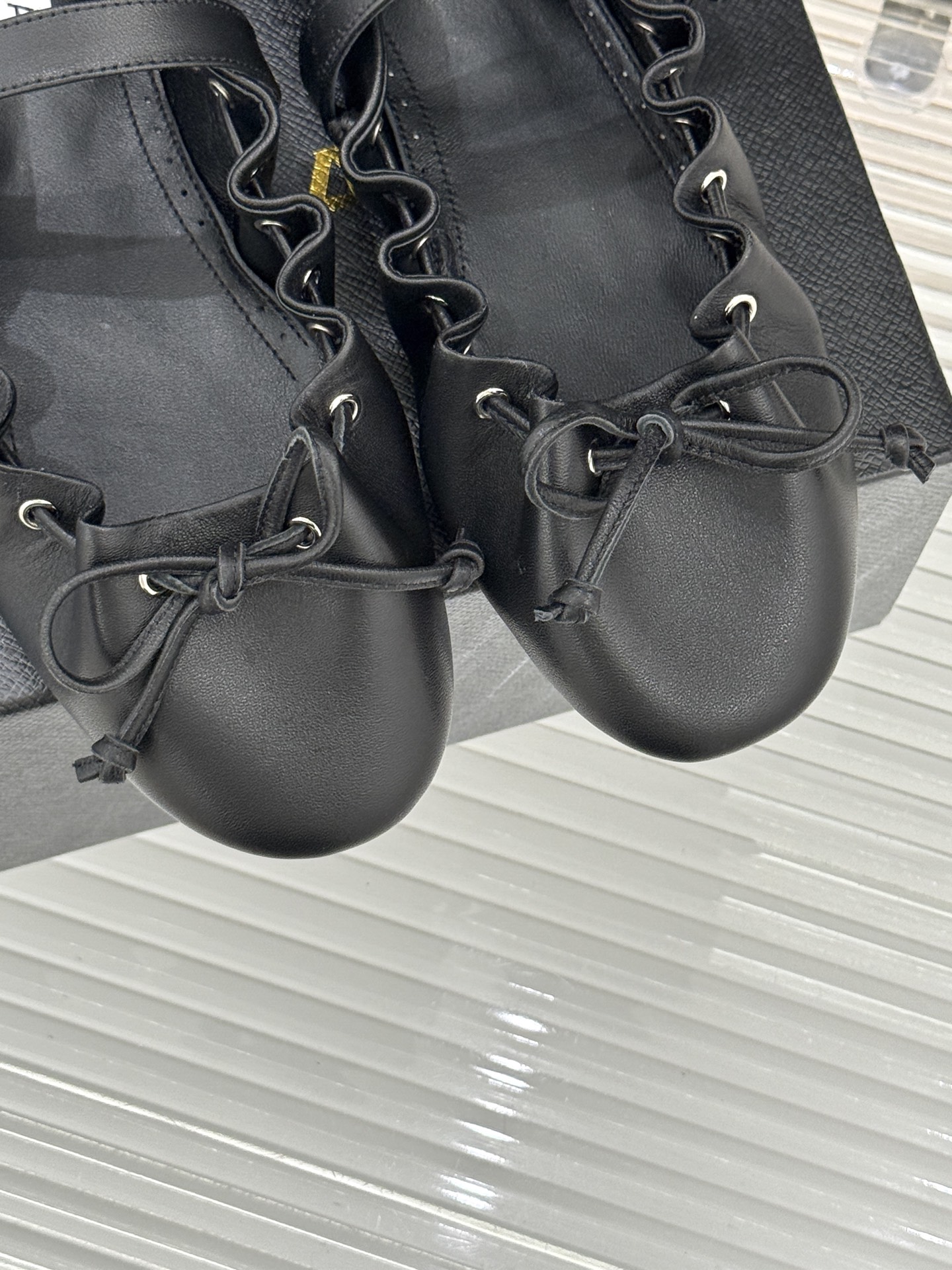 ALAÏA/阿莱亚26WF新品复古蝴蝶结玛平底丽珍鞋当ALAÏA的高定基因邂逅玛丽珍经典鞋型平底姿态藏着