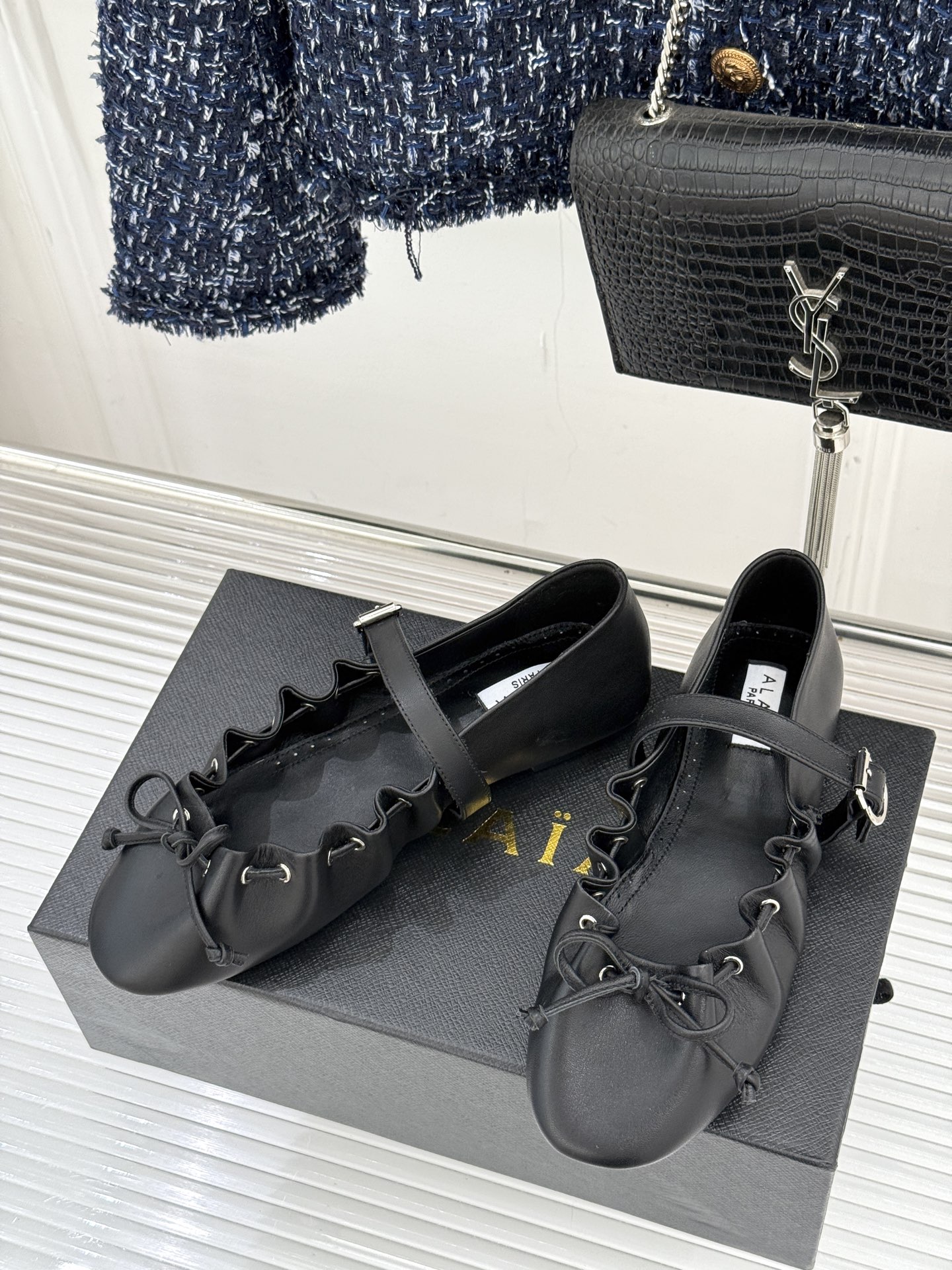ALAÏA/阿莱亚26WF新品复古蝴蝶结玛平底丽珍鞋当ALAÏA的高定基因邂逅玛丽珍经典鞋型平底姿态藏着