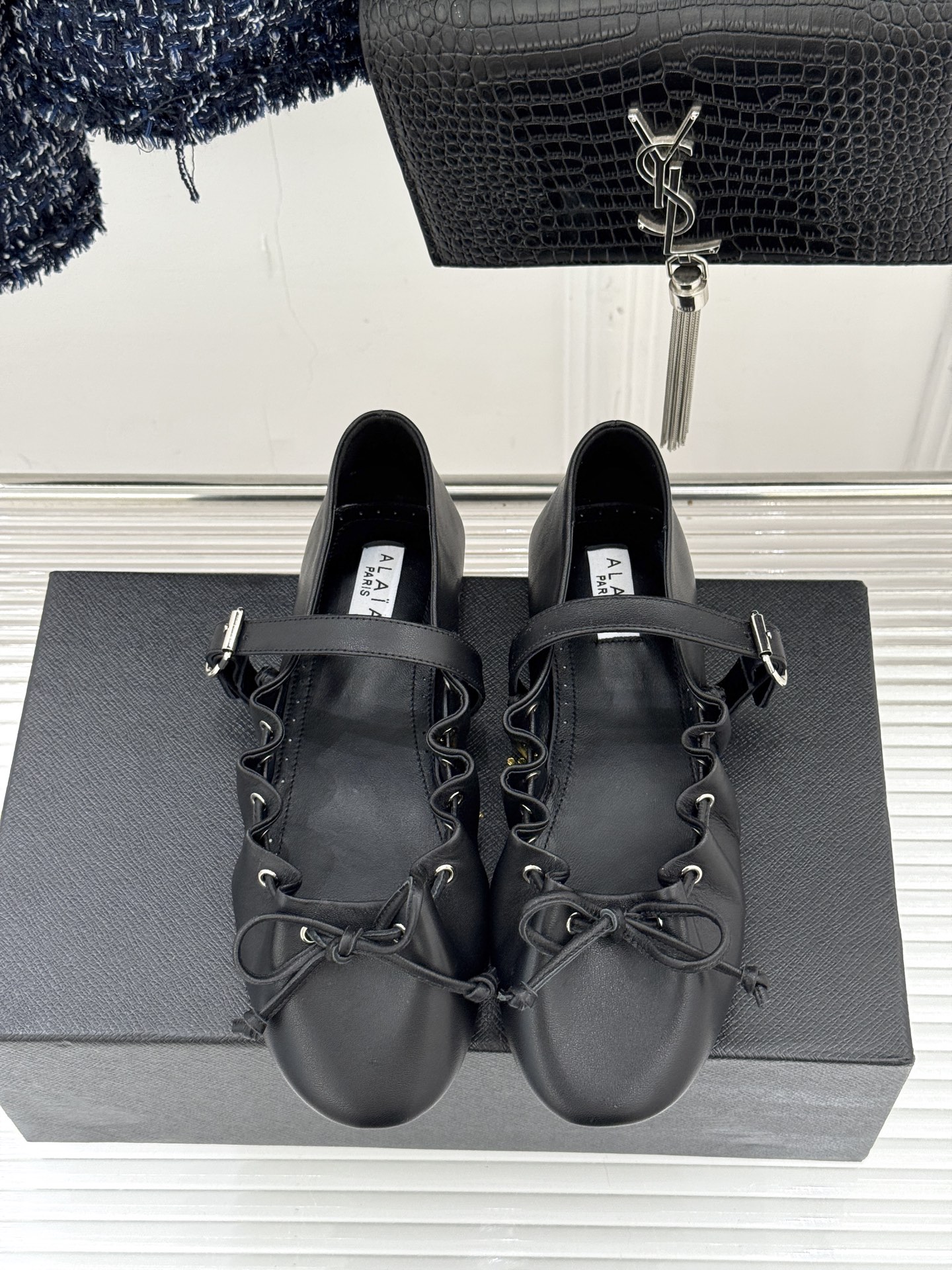 ALAÏA/阿莱亚26WF新品复古蝴蝶结玛平底丽珍鞋当ALAÏA的高定基因邂逅玛丽珍经典鞋型平底姿态藏着