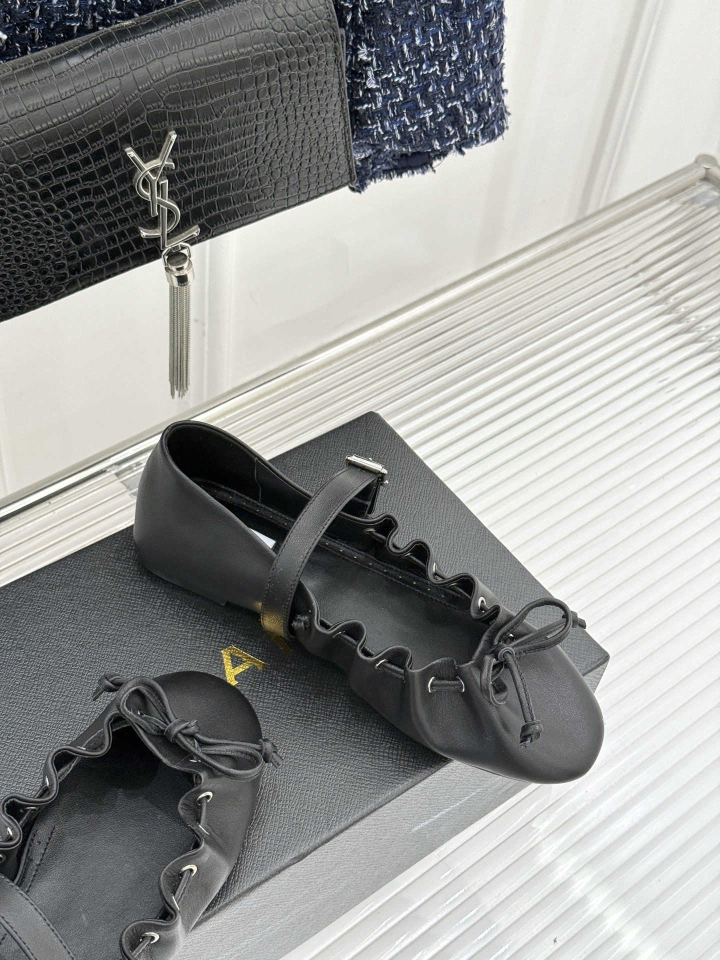 ALAÏA/阿莱亚26WF新品复古蝴蝶结玛平底丽珍鞋当ALAÏA的高定基因邂逅玛丽珍经典鞋型平底姿态藏着