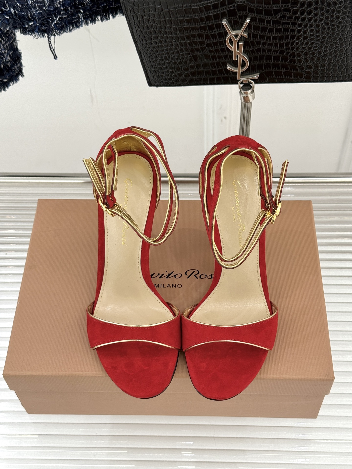 Gianvito Rossi 25WF新品一字带高跟凉鞋 它并非简单的潮流单品而是跨越时间的设计宣言是建