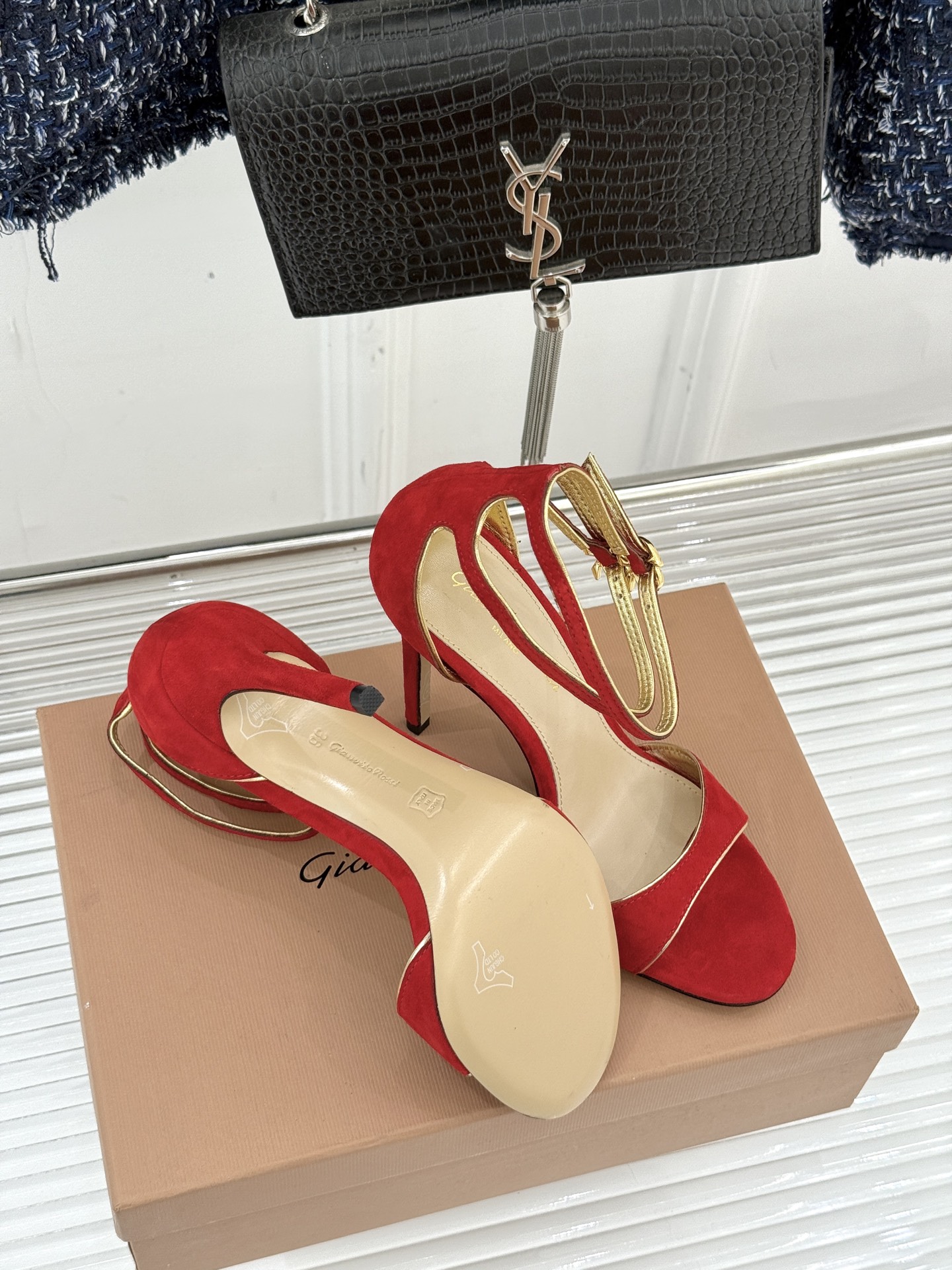 Gianvito Rossi 25WF新品一字带高跟凉鞋 它并非简单的潮流单品而是跨越时间的设计宣言是建