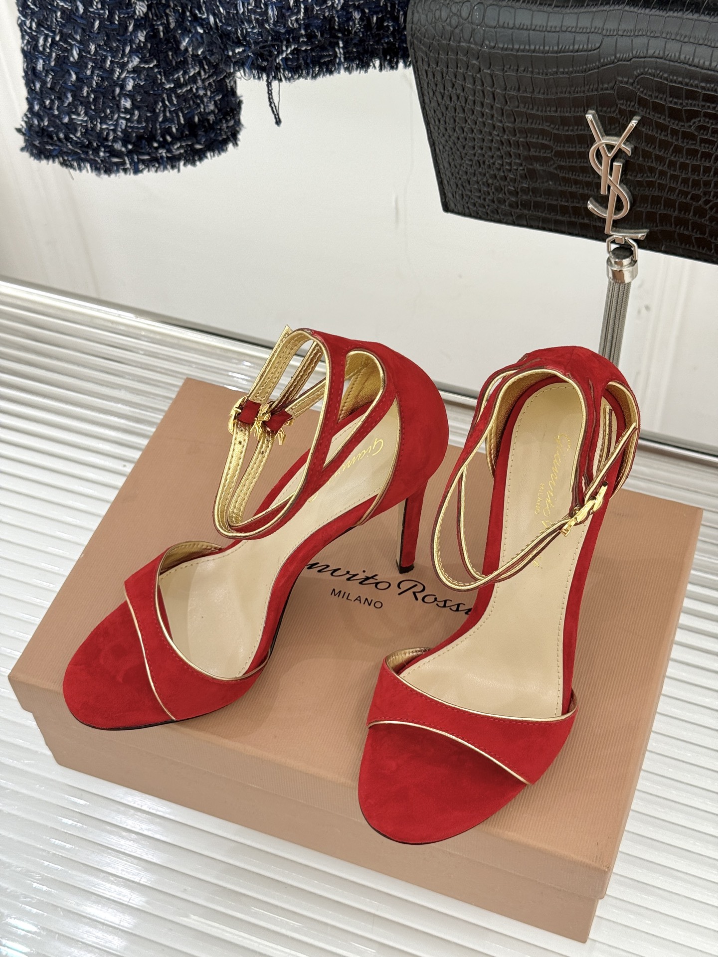 Gianvito Rossi 25WF新品一字带高跟凉鞋 它并非简单的潮流单品而是跨越时间的设计宣言是建