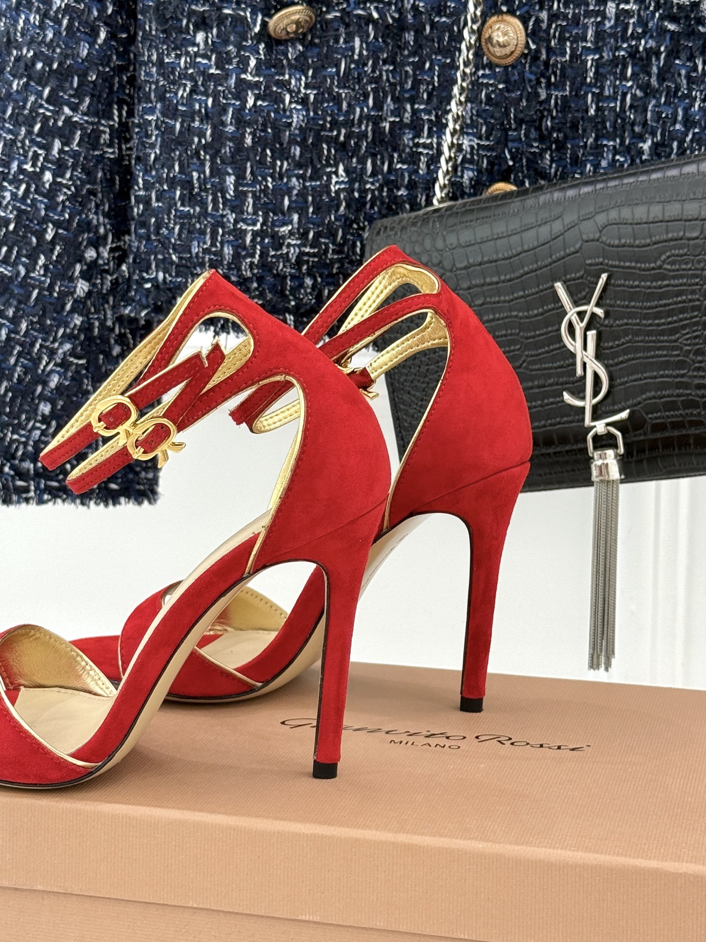 Gianvito Rossi 25WF新品一字带高跟凉鞋 它并非简单的潮流单品而是跨越时间的设计宣言是建