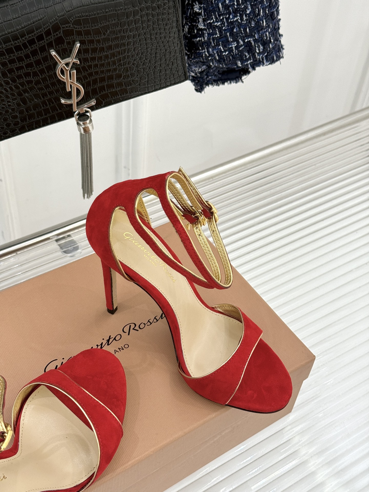 Gianvito Rossi 25WF新品一字带高跟凉鞋 它并非简单的潮流单品而是跨越时间的设计宣言是建