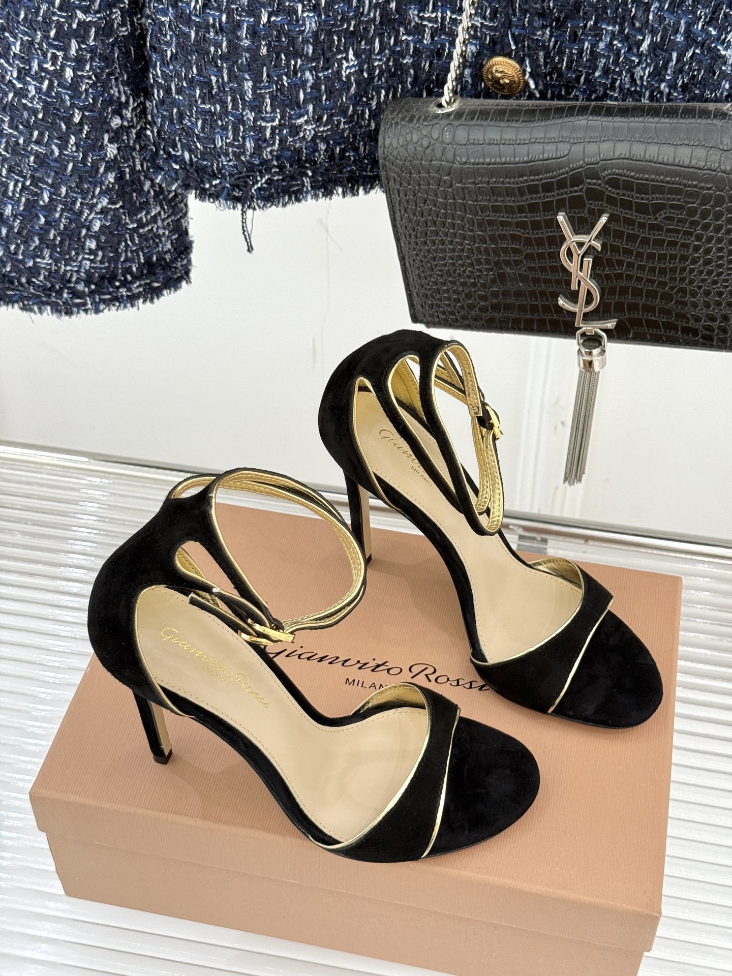 Gianvito Rossi 25WF新品一字带高跟凉鞋 它并非简单的潮流单品而是跨越时间的设计宣言是建