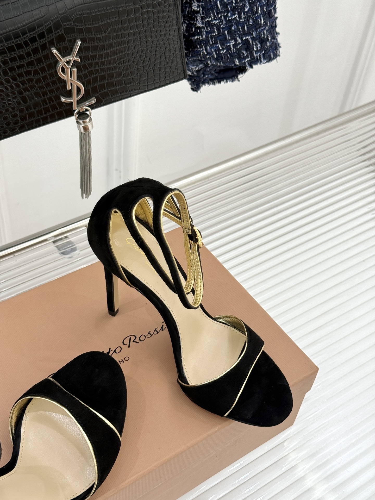 Gianvito Rossi 25WF新品一字带高跟凉鞋 它并非简单的潮流单品而是跨越时间的设计宣言是建