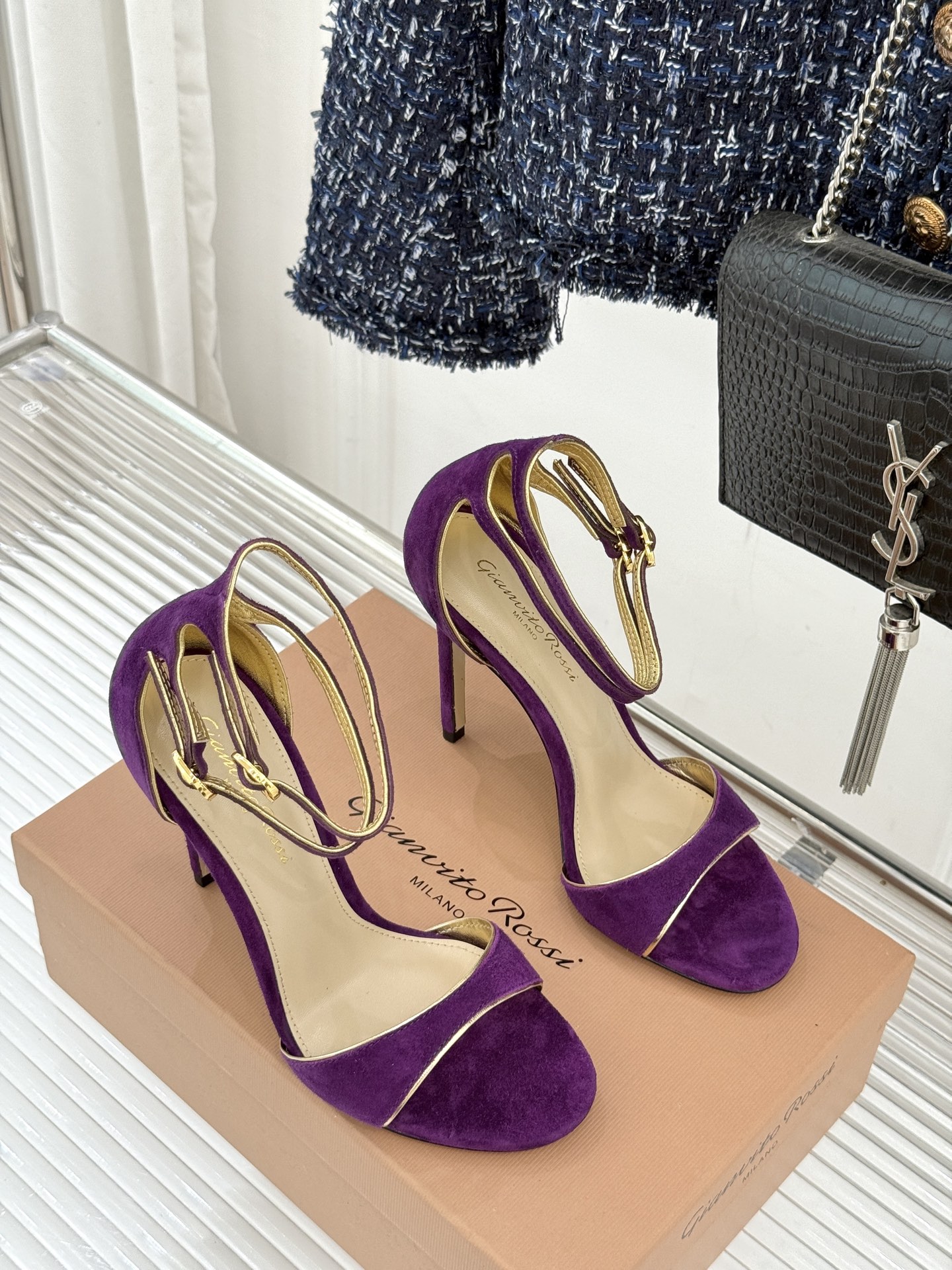 Gianvito Rossi 25WF新品一字带高跟凉鞋 它并非简单的潮流单品而是跨越时间的设计宣言是建