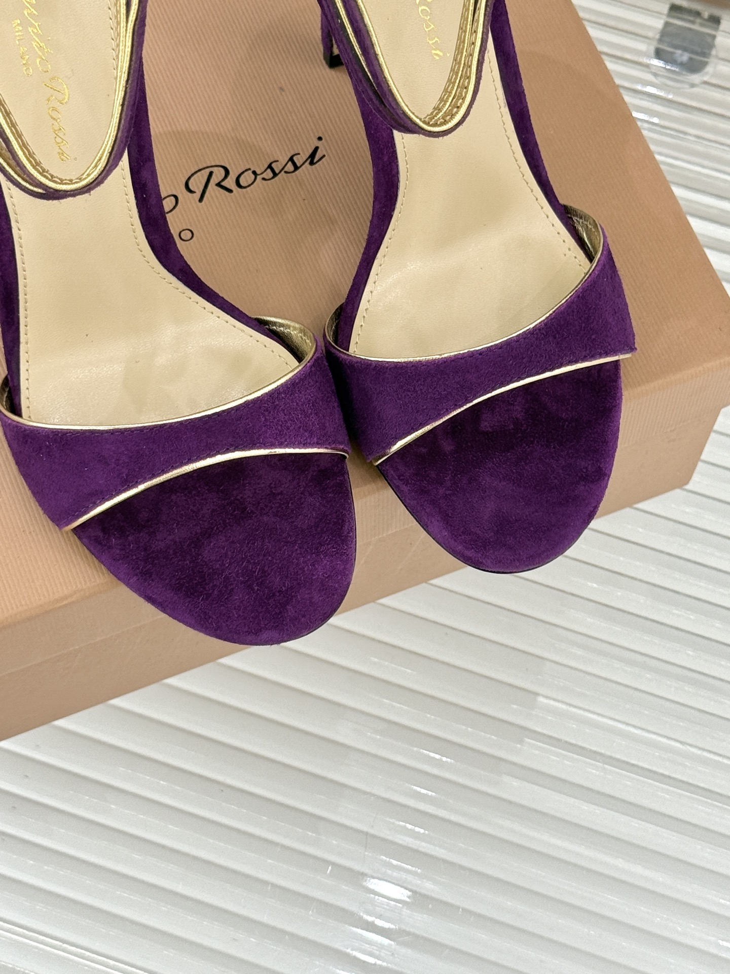 Gianvito Rossi 25WF新品一字带高跟凉鞋 它并非简单的潮流单品而是跨越时间的设计宣言是建