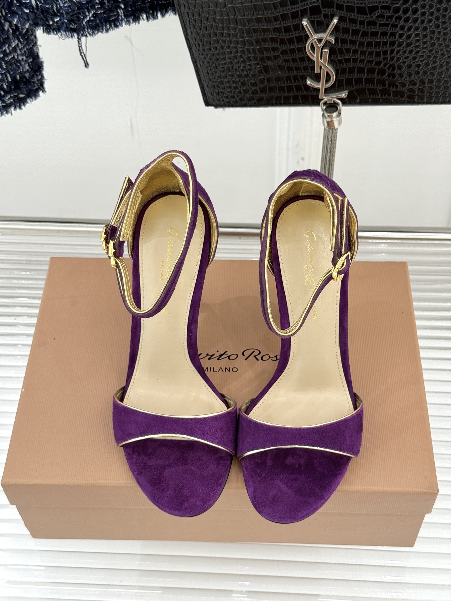 Gianvito Rossi 25WF新品一字带高跟凉鞋 它并非简单的潮流单品而是跨越时间的设计宣言是建