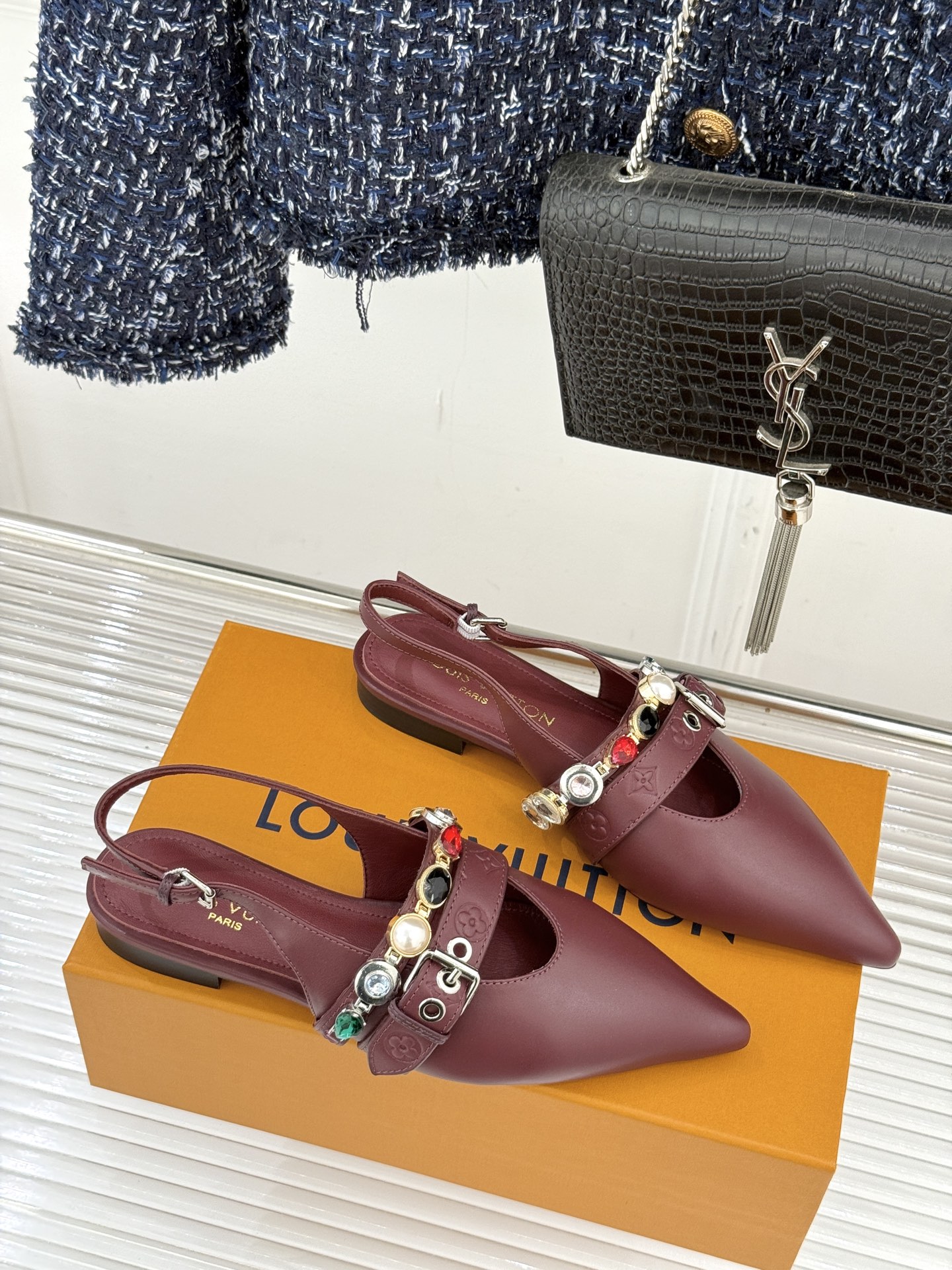 L*V驴家25WF春夏新品复古老花珠宝链条尖头平底猫跟凉鞋经典老花设计彰显品牌的永恒魅力标志性珠宝链条缠