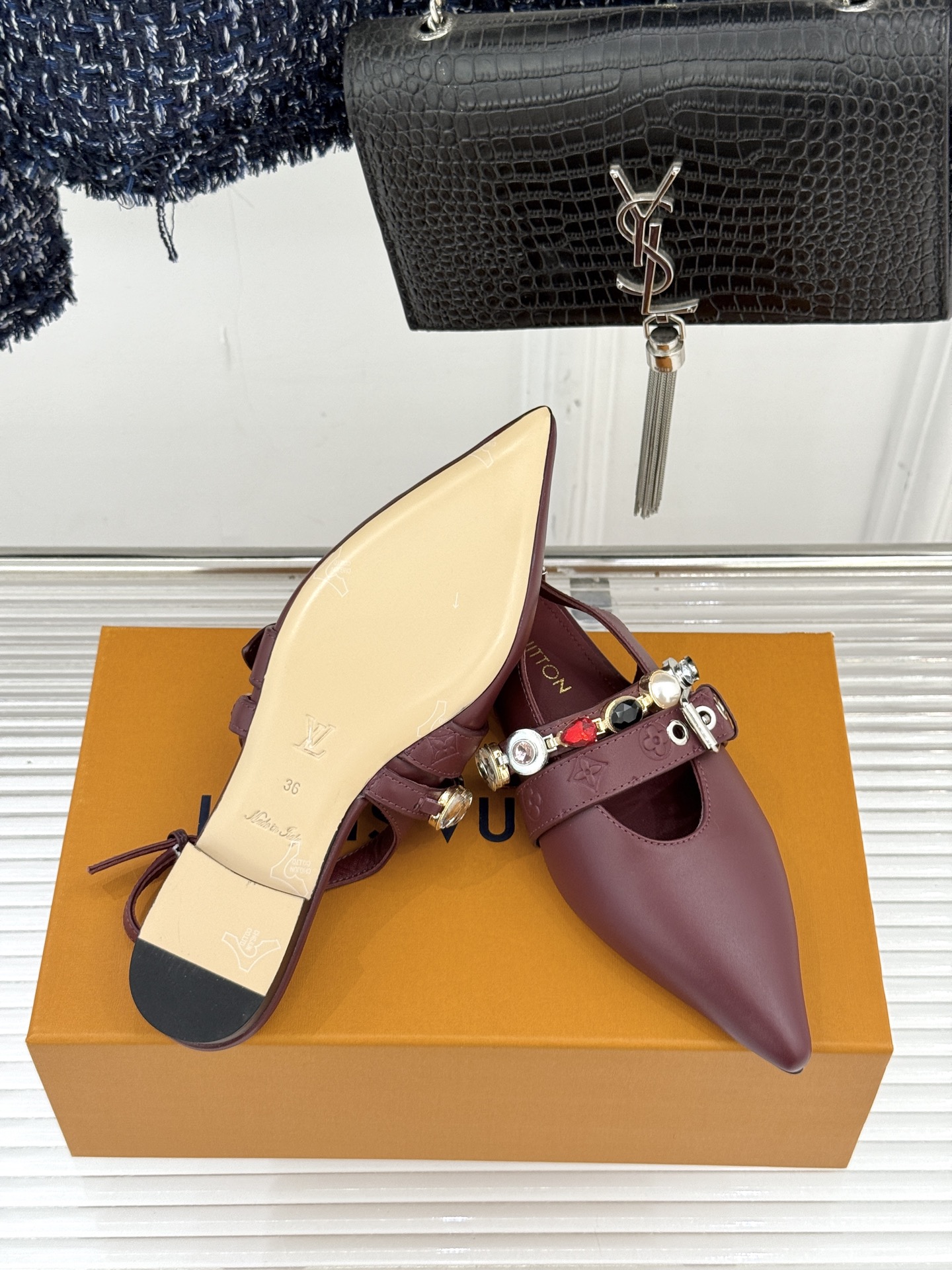 L*V驴家25WF春夏新品复古老花珠宝链条尖头平底猫跟凉鞋经典老花设计彰显品牌的永恒魅力标志性珠宝链条缠