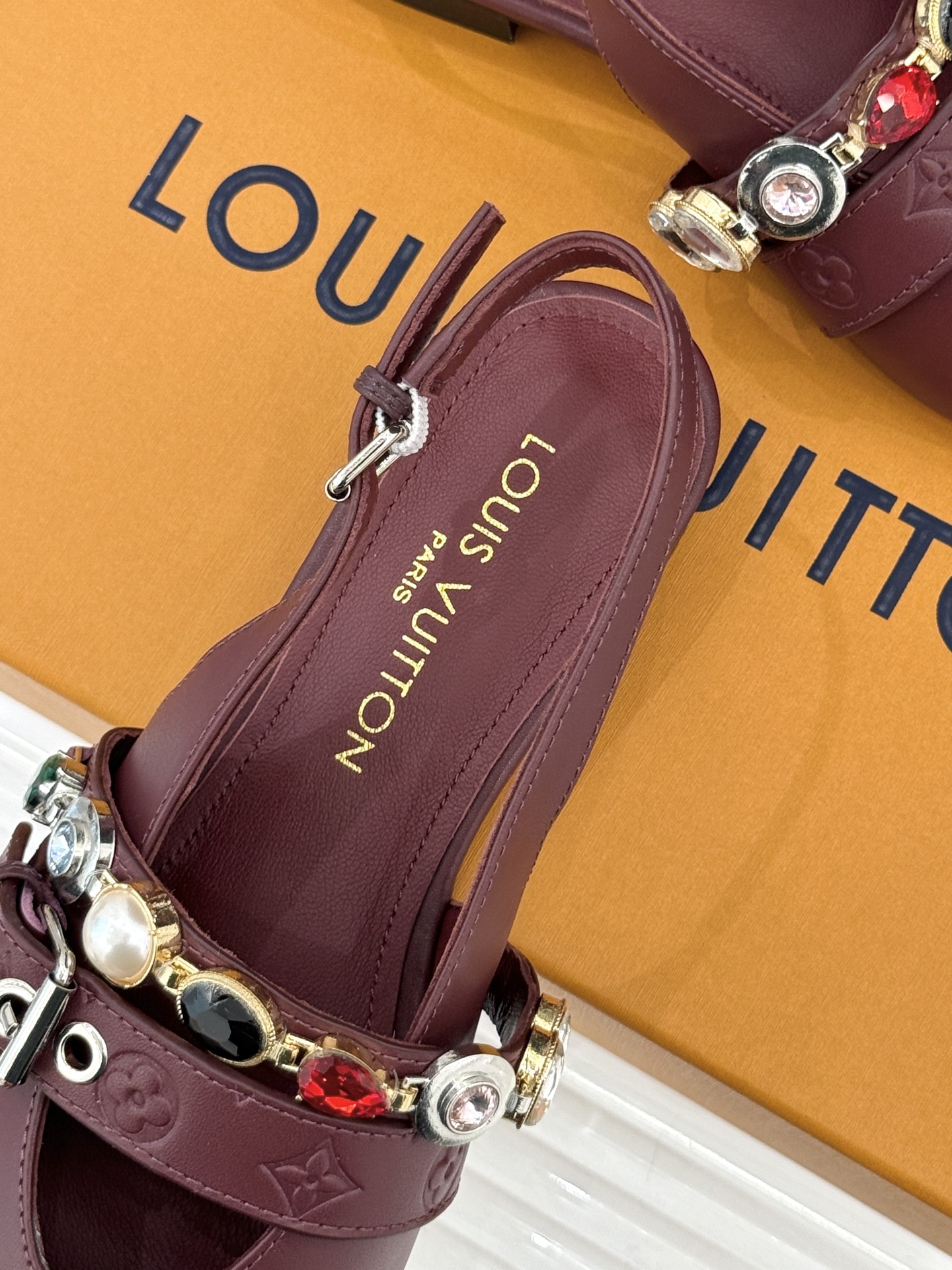 L*V驴家25WF春夏新品复古老花珠宝链条尖头平底猫跟凉鞋经典老花设计彰显品牌的永恒魅力标志性珠宝链条缠