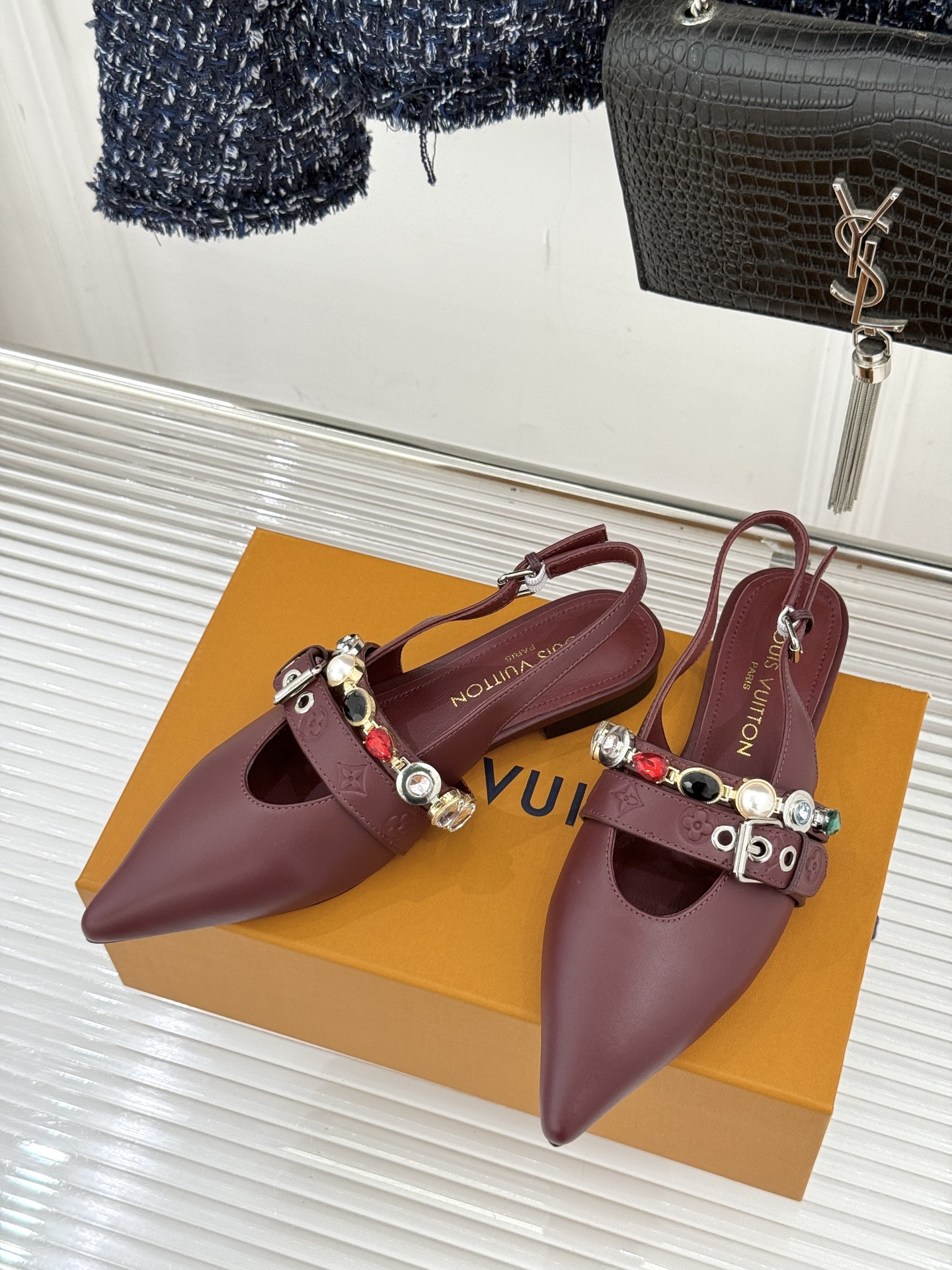 L*V驴家25WF春夏新品复古老花珠宝链条尖头平底猫跟凉鞋经典老花设计彰显品牌的永恒魅力标志性珠宝链条缠