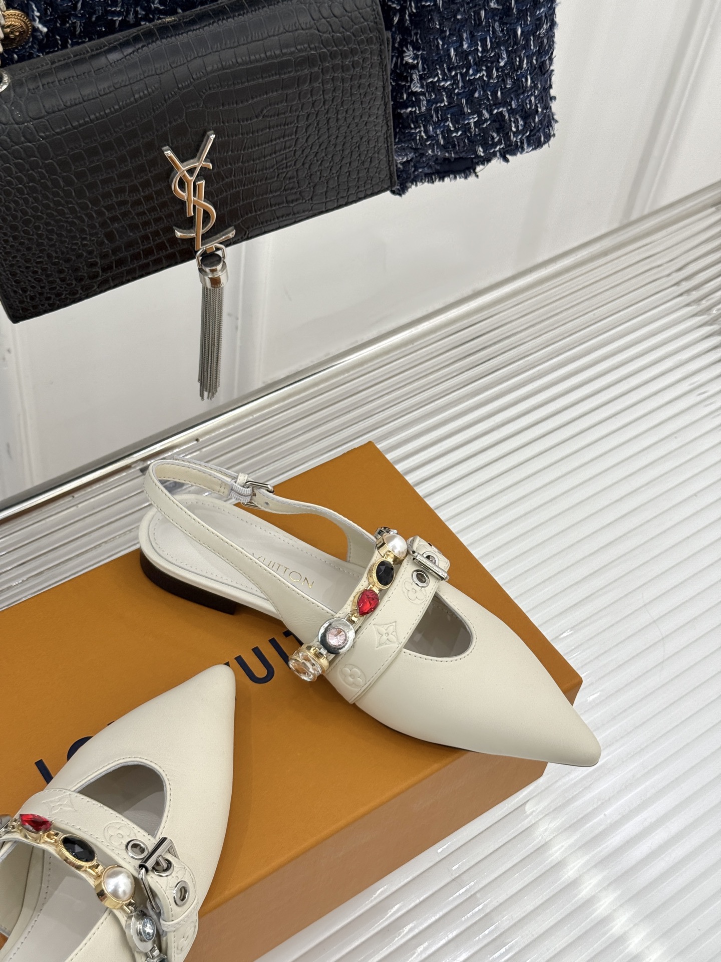 L*V驴家25WF春夏新品复古老花珠宝链条尖头平底猫跟凉鞋经典老花设计彰显品牌的永恒魅力标志性珠宝链条缠