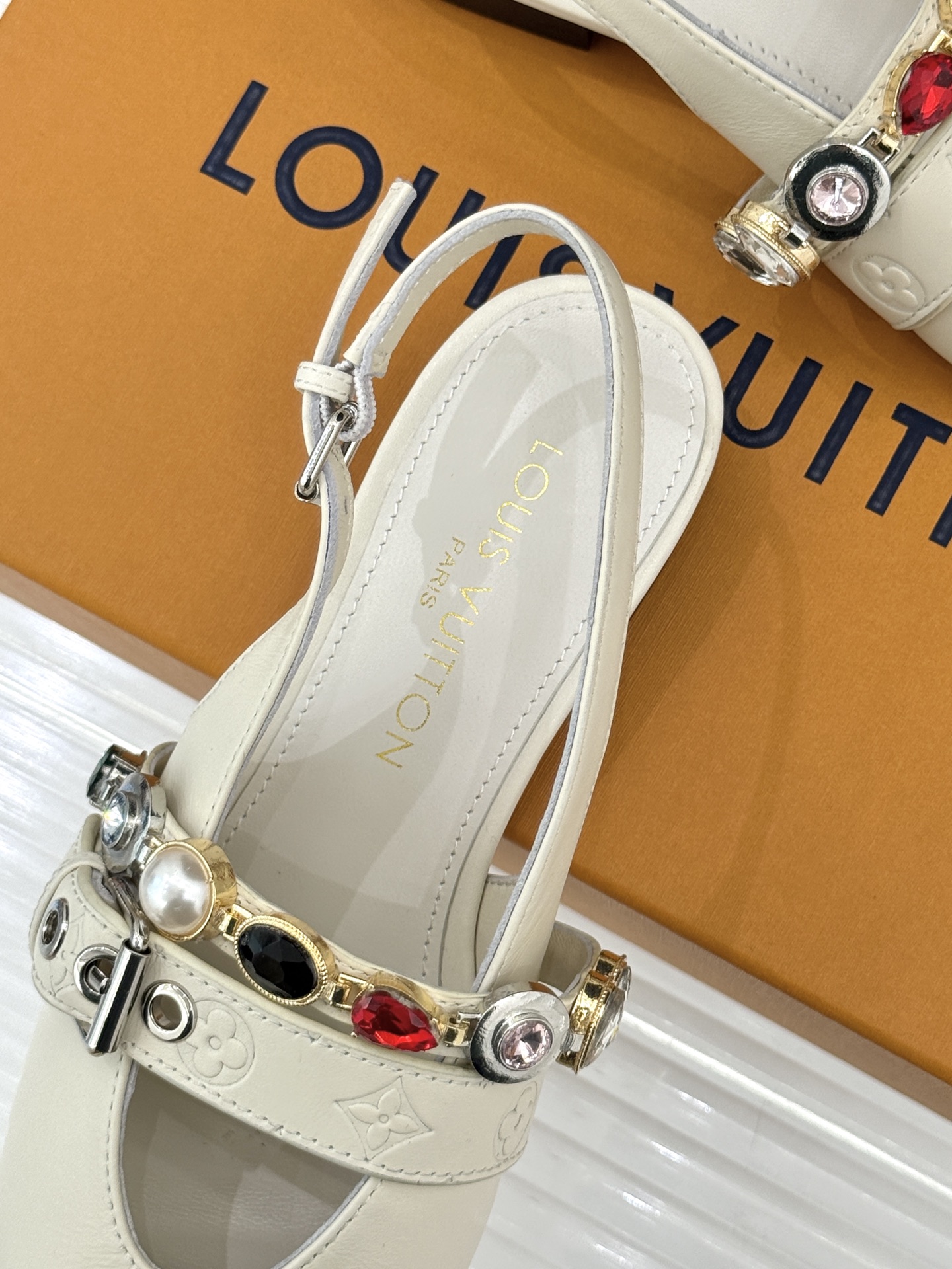 L*V驴家25WF春夏新品复古老花珠宝链条尖头平底猫跟凉鞋经典老花设计彰显品牌的永恒魅力标志性珠宝链条缠