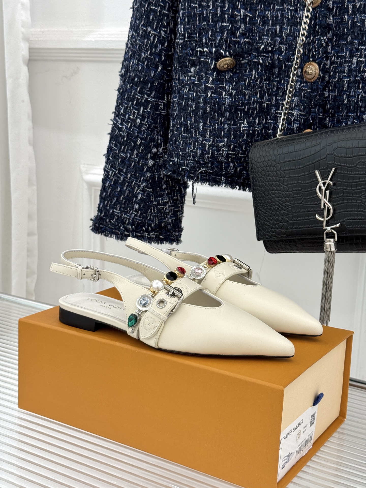 L*V驴家25WF春夏新品复古老花珠宝链条尖头平底猫跟凉鞋经典老花设计彰显品牌的永恒魅力标志性珠宝链条缠