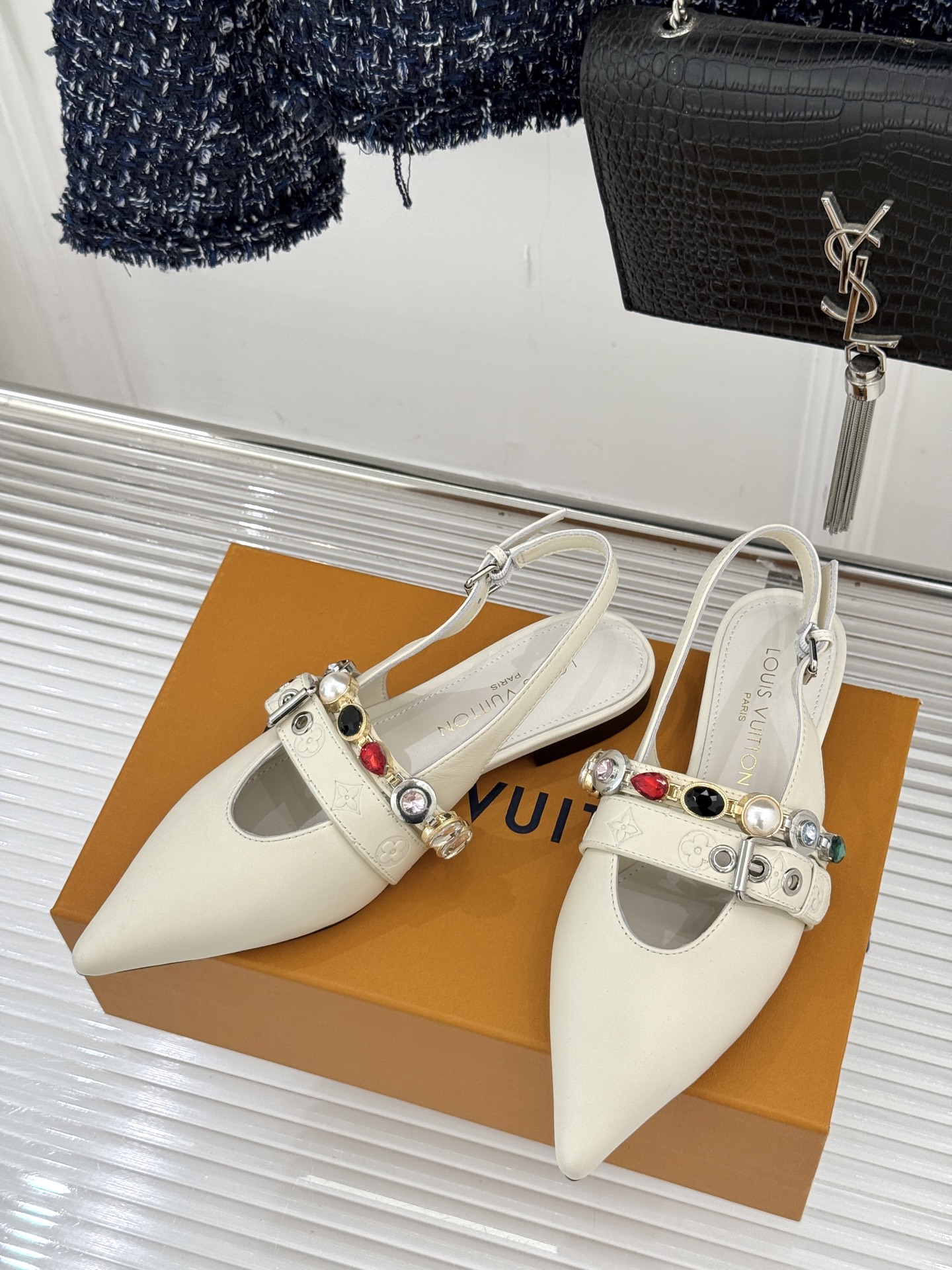 L*V驴家25WF春夏新品复古老花珠宝链条尖头平底猫跟凉鞋经典老花设计彰显品牌的永恒魅力标志性珠宝链条缠