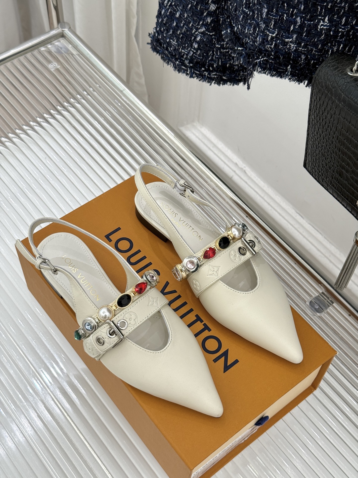 L*V驴家25WF春夏新品复古老花珠宝链条尖头平底猫跟凉鞋经典老花设计彰显品牌的永恒魅力标志性珠宝链条缠