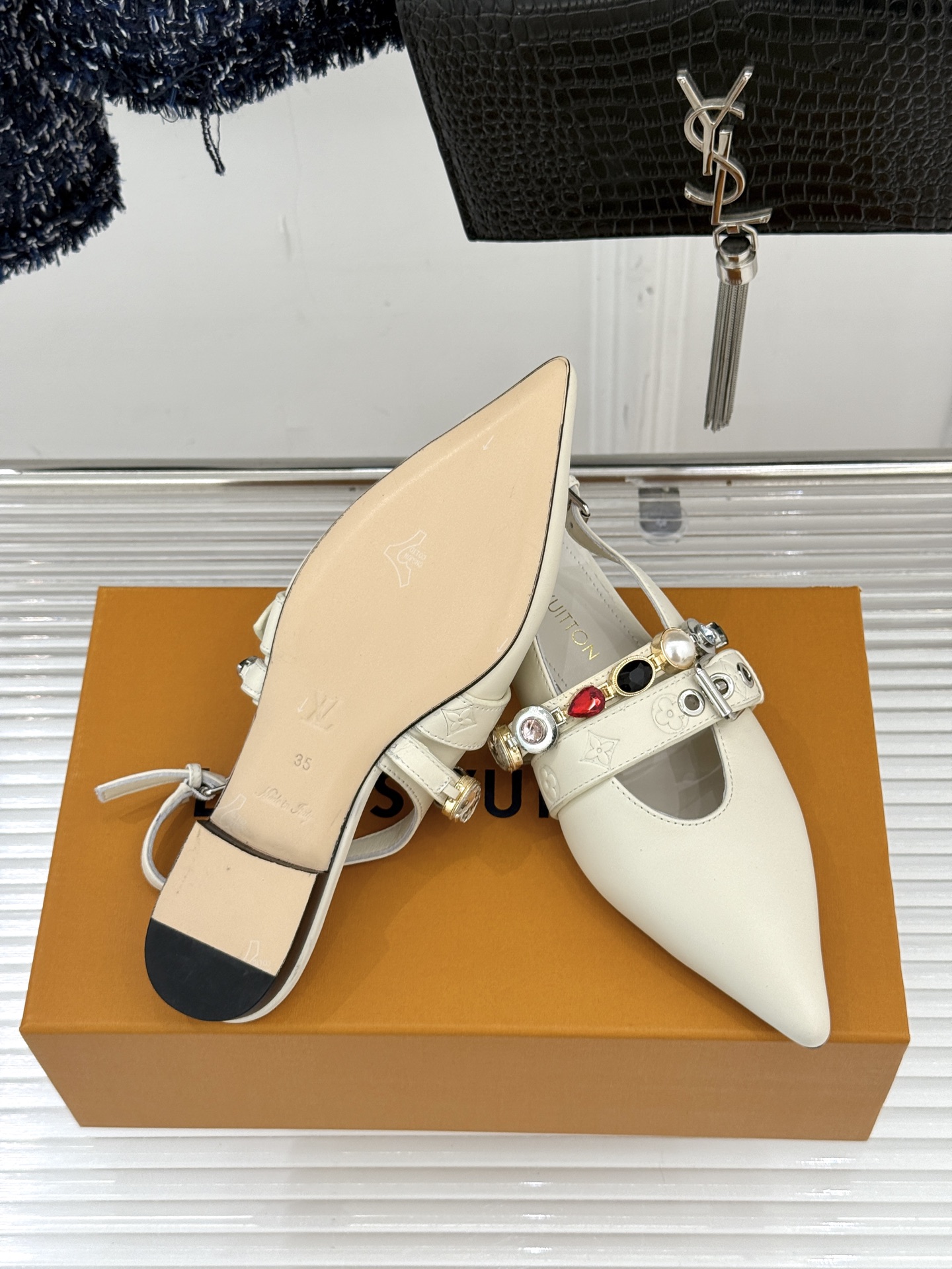 L*V驴家25WF春夏新品复古老花珠宝链条尖头平底猫跟凉鞋经典老花设计彰显品牌的永恒魅力标志性珠宝链条缠