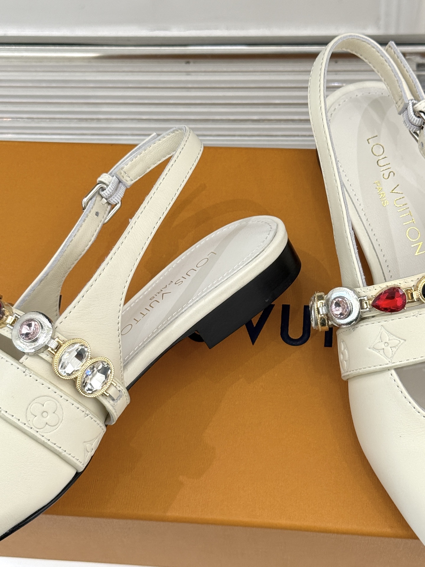 L*V驴家25WF春夏新品复古老花珠宝链条尖头平底猫跟凉鞋经典老花设计彰显品牌的永恒魅力标志性珠宝链条缠