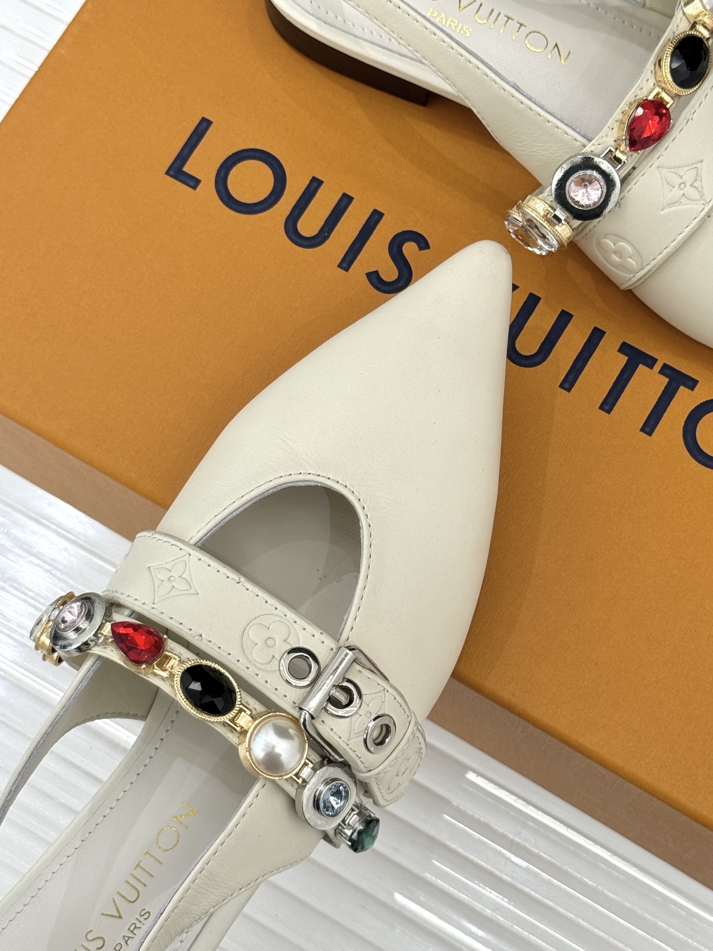 L*V驴家25WF春夏新品复古老花珠宝链条尖头平底猫跟凉鞋经典老花设计彰显品牌的永恒魅力标志性珠宝链条缠