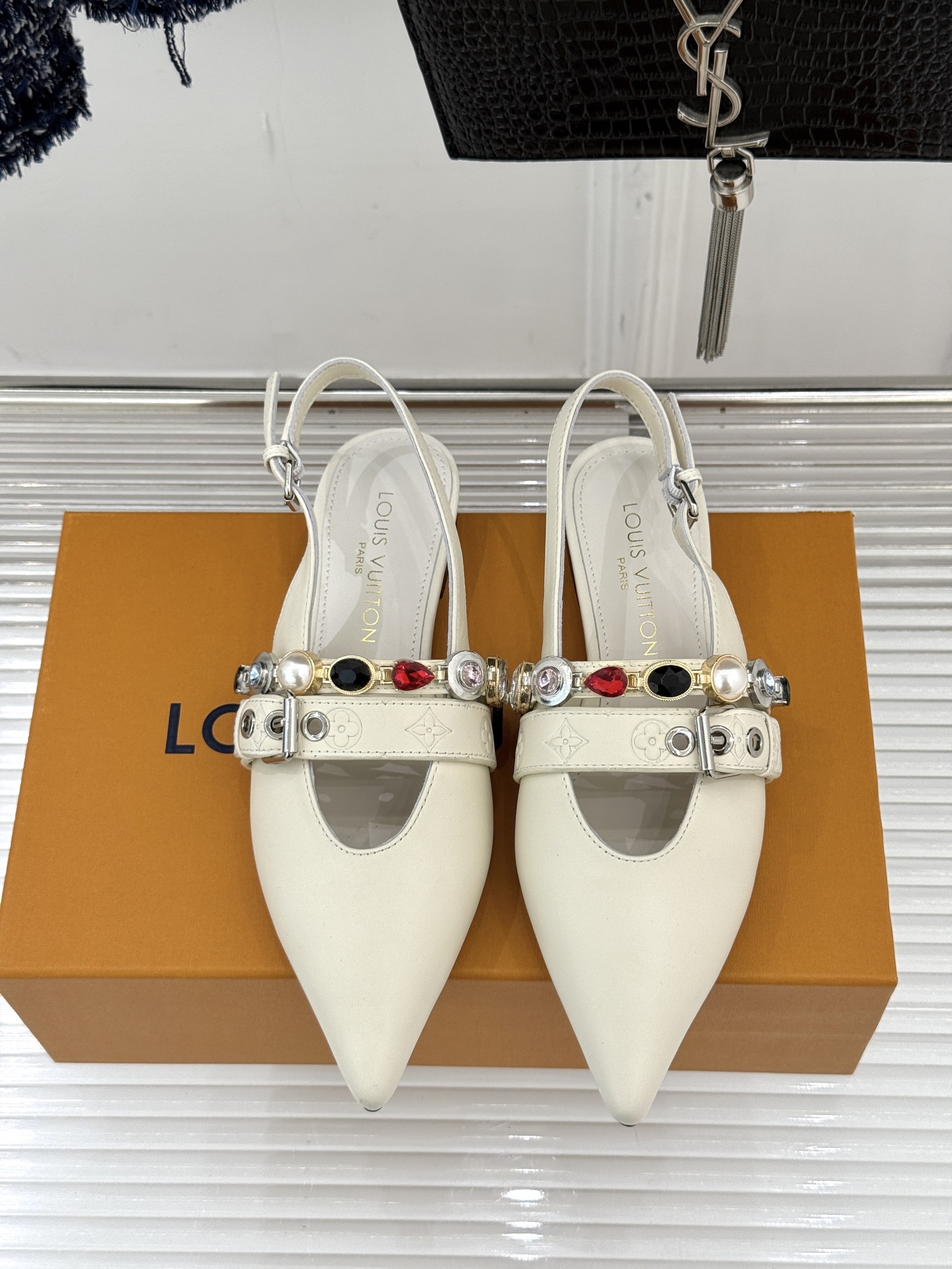 L*V驴家25WF春夏新品复古老花珠宝链条尖头平底猫跟凉鞋经典老花设计彰显品牌的永恒魅力标志性珠宝链条缠