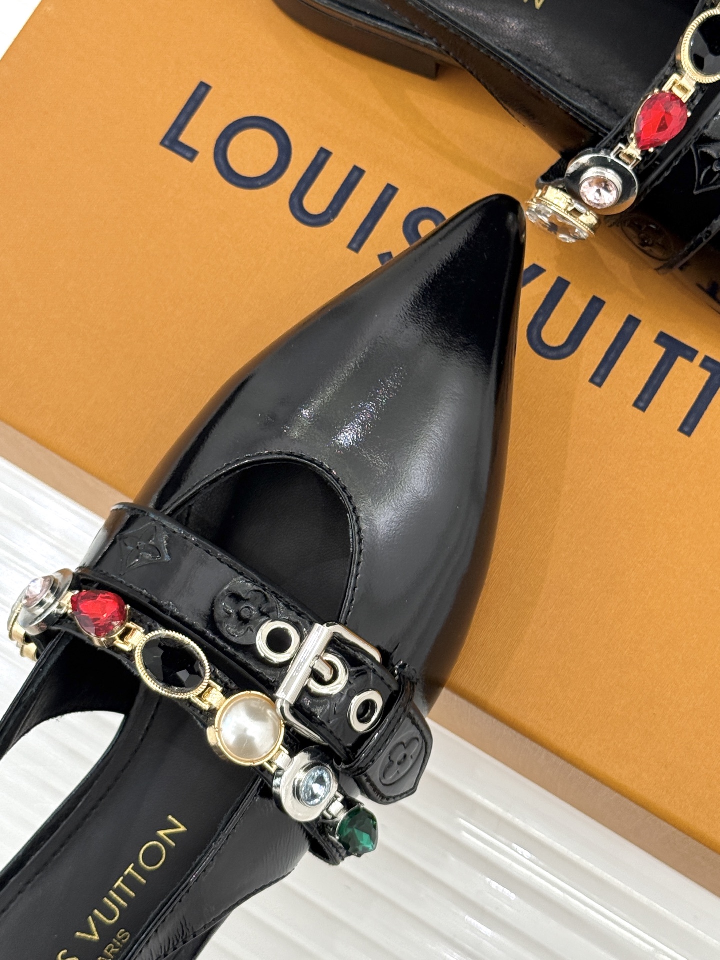 L*V驴家25WF春夏新品复古老花珠宝链条尖头平底猫跟凉鞋经典老花设计彰显品牌的永恒魅力标志性珠宝链条缠